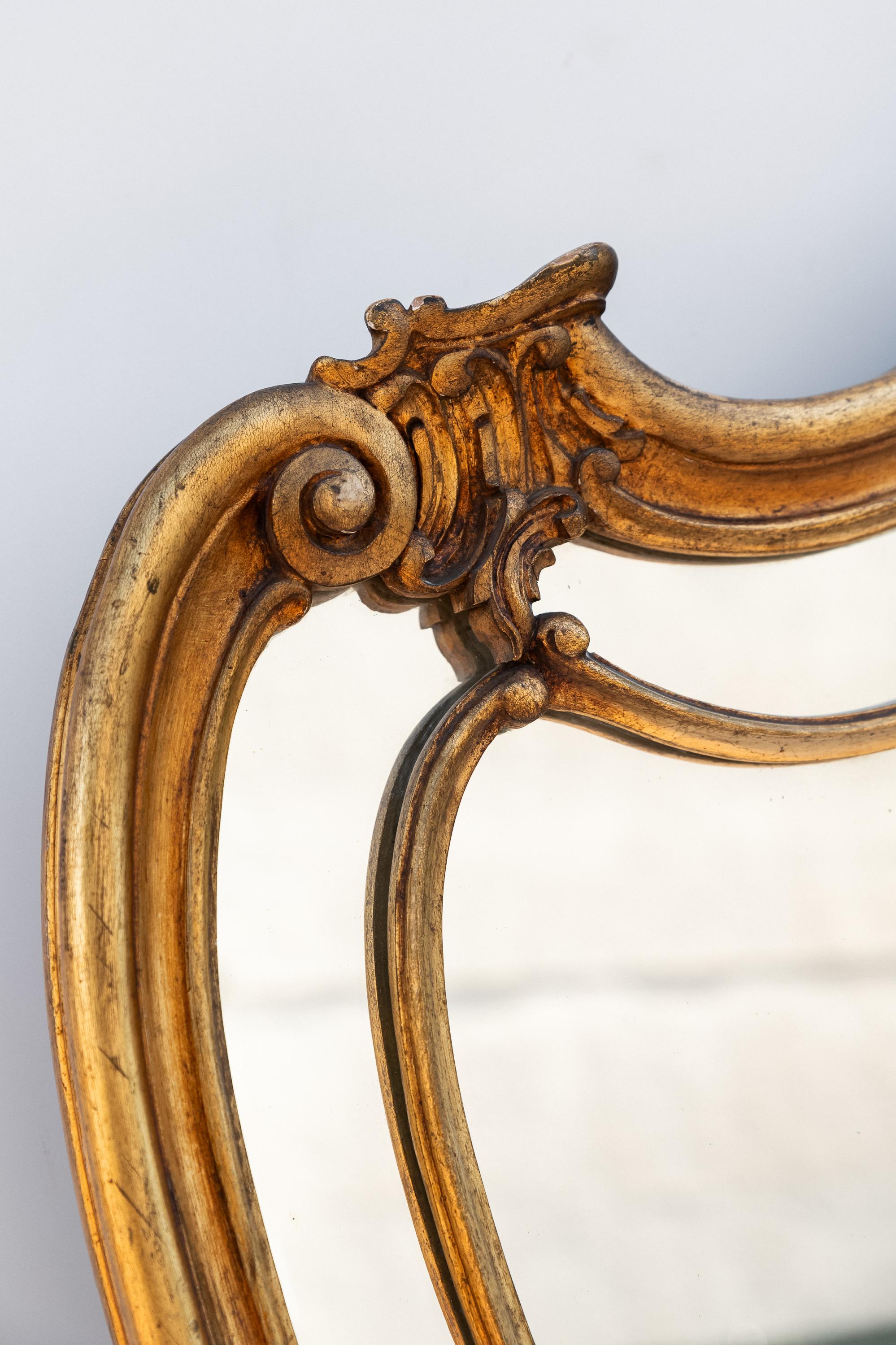 Miroir ancien sculpté et doré, fabriqué en Italie, 1900. 
Miroir avec cadre en feuille d'or.L'état est excellent, il peut présenter de légers signes de temps dus à l'âge et à l'utilisation. 
Le prix de l'expédition est pour le territoire italien,