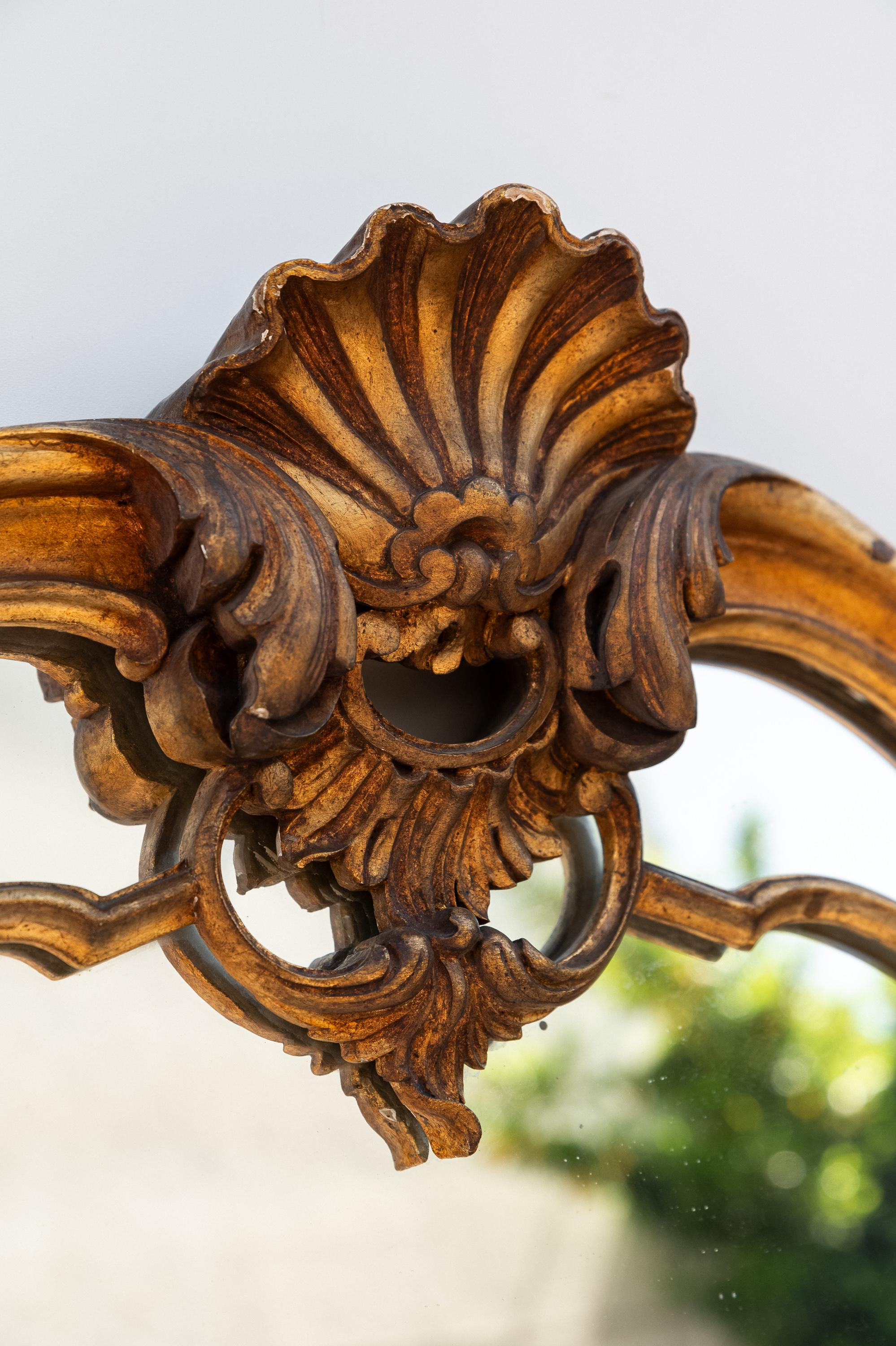 Italian Miroir ancien sculpté et doré, 1900 en vente