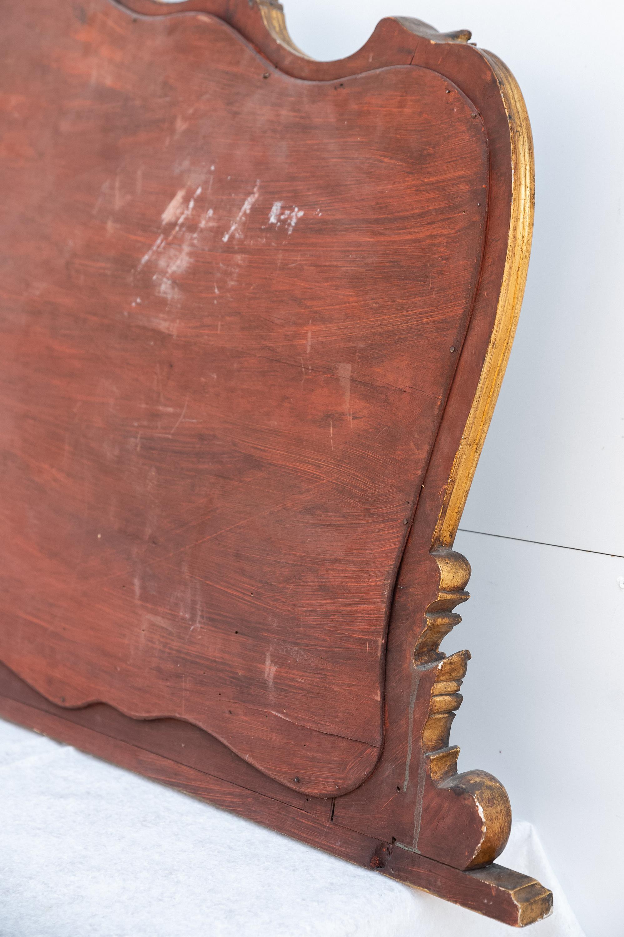 Miroir ancien sculpté et doré, 1900 en vente 2