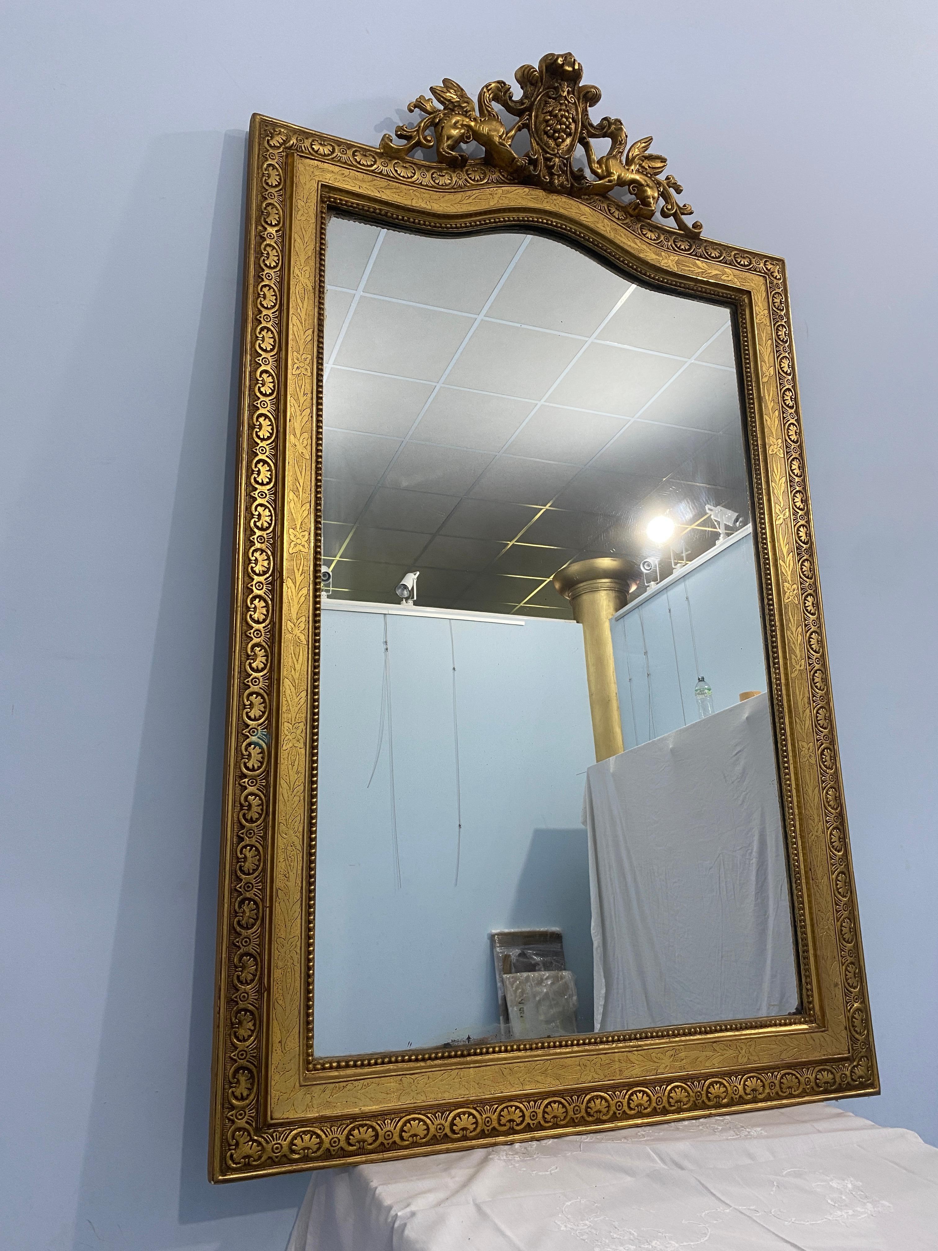 Doré Miroir ancien doré  feuille d'or avec Louis Philippe era cimasa en vente