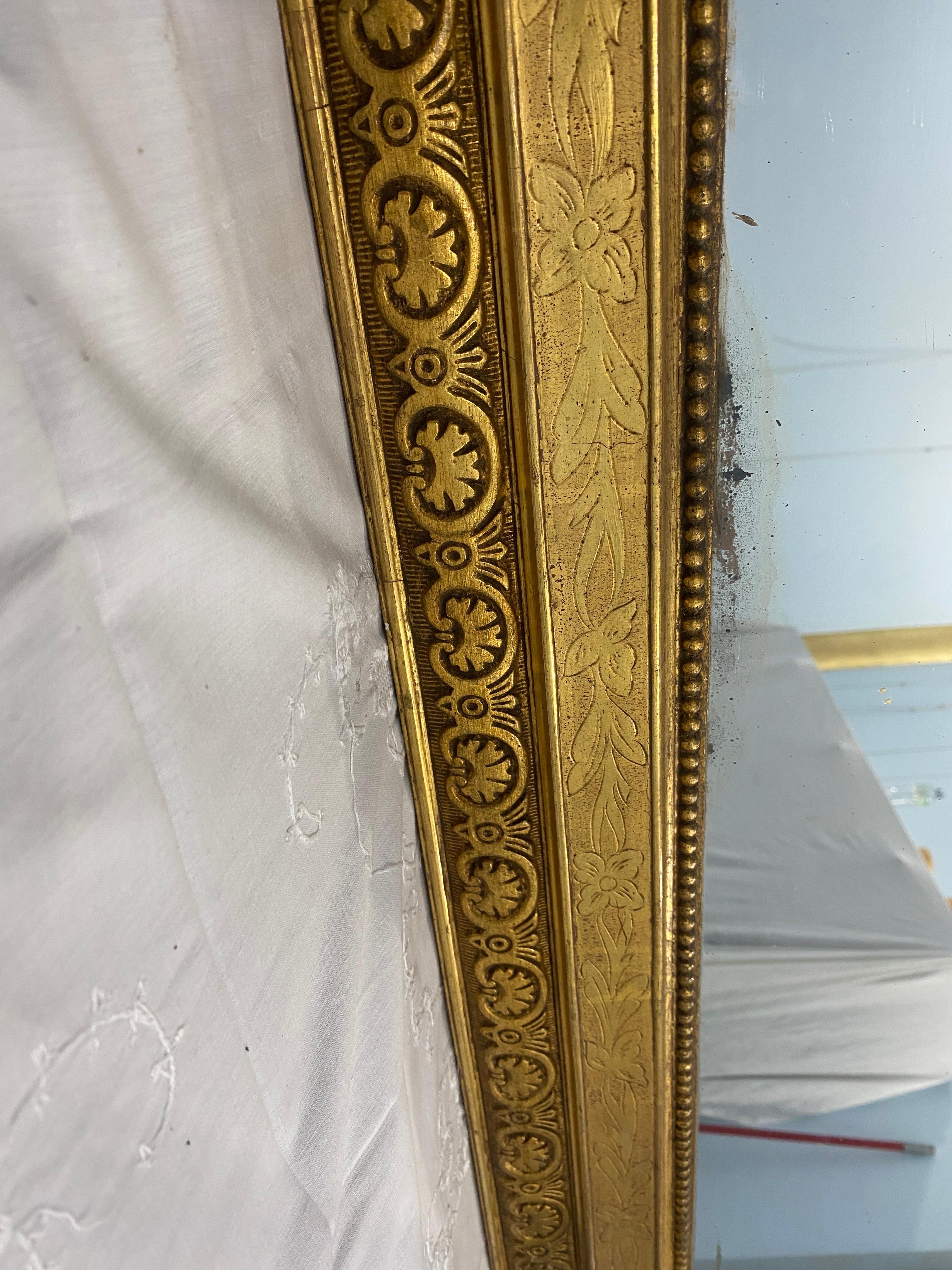 Mid-19th Century Miroir ancien doré  feuille d'or avec Louis Philippe era cimasa en vente
