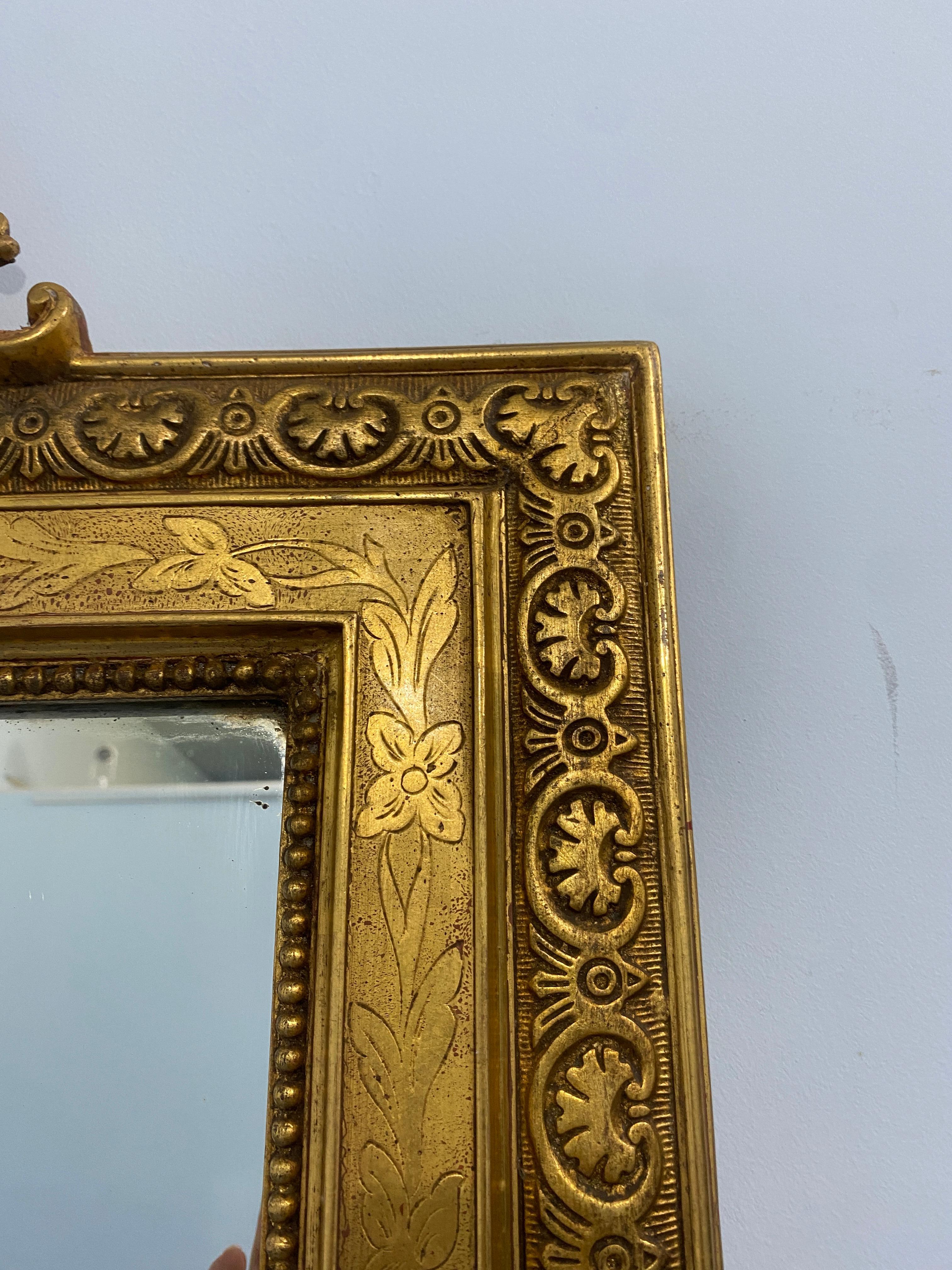 Gesso Miroir ancien doré  feuille d'or avec Louis Philippe era cimasa en vente