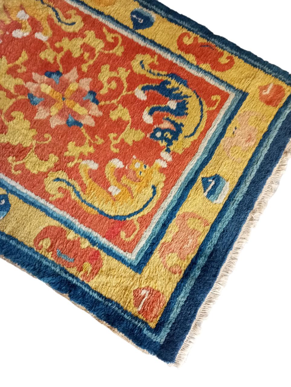 Le tapis chinois de Ningxia, datant du début du XXe siècle, est un bel exemple de l'artisanat traditionnel de la région de Ningxia, célèbre pour ses tapis noués à la main. Mesurant 243 x 76 cm, cette pièce est entièrement réalisée en laine de haute