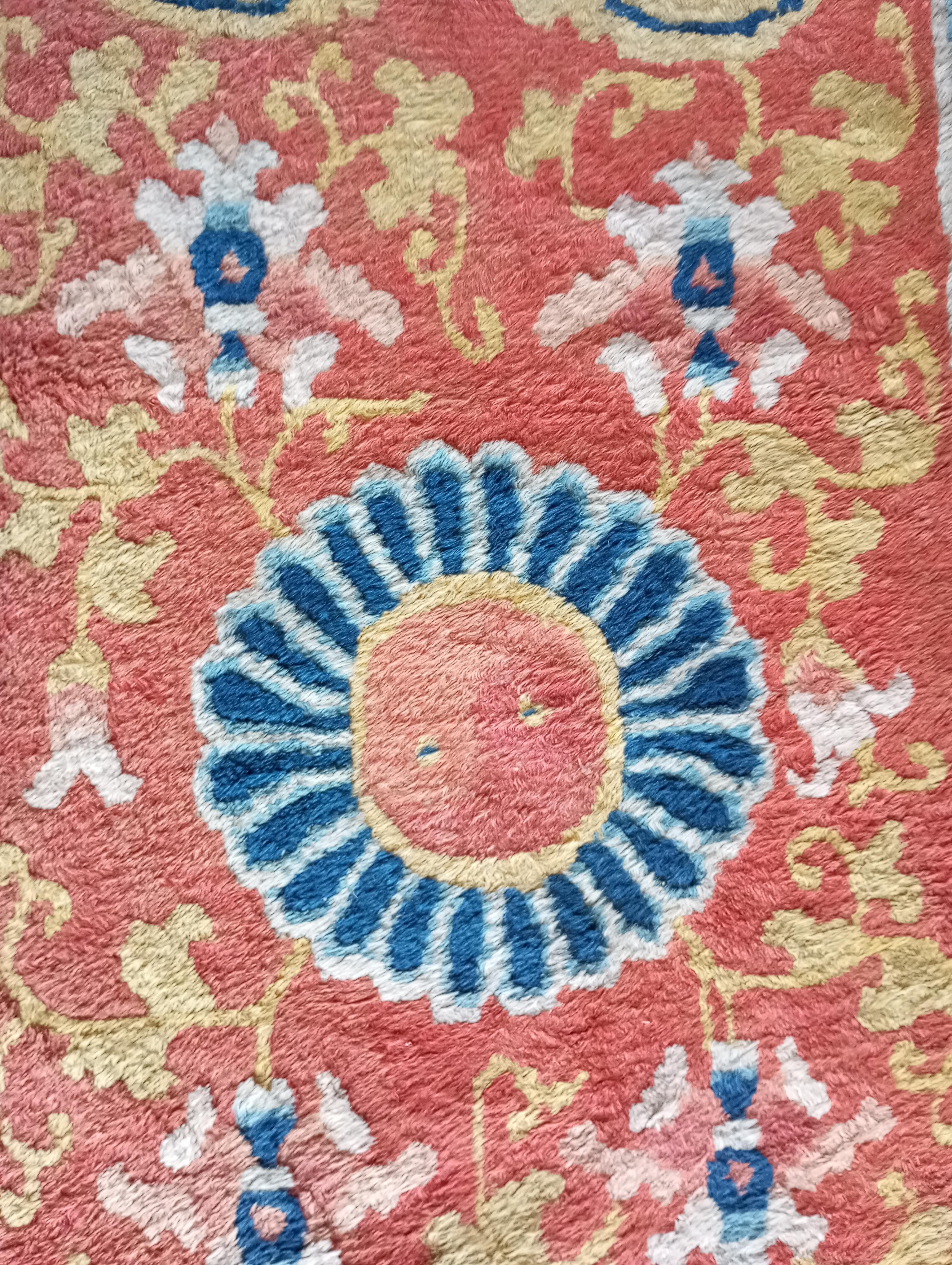 Noué à la main Tapis chinois ancien Ningxia 243 cm. x 76 cm. en vente
