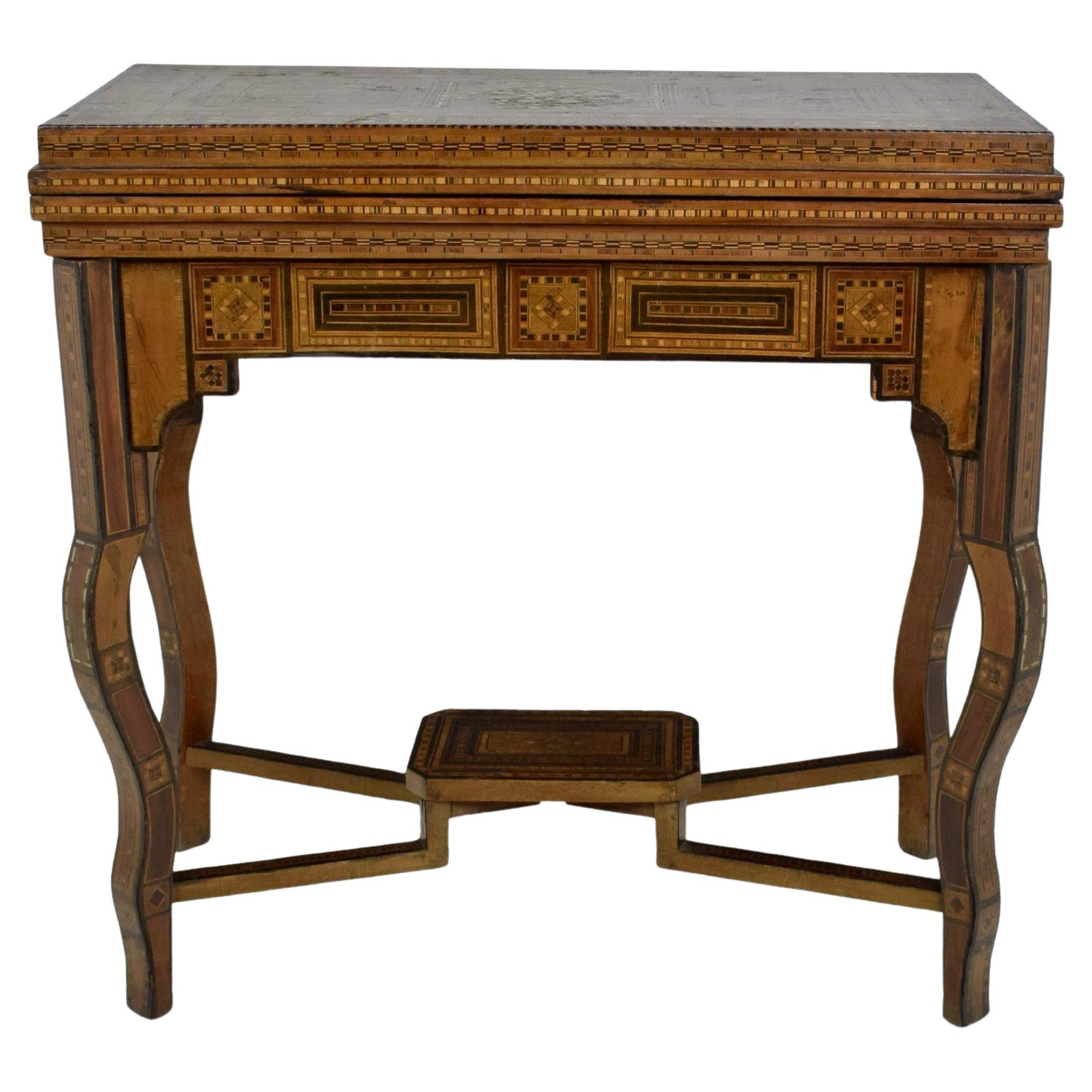 Antigua mesa de juego siria con incrustaciones de damasquinado y maderas preciosas, Siglo XX en venta