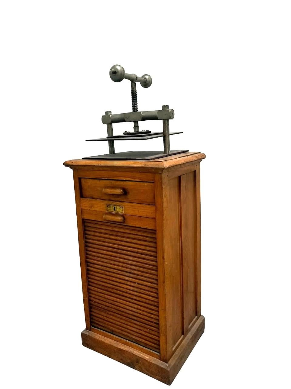 Presse de relieur ancienne avec meuble début 20ème siècle

Presse à reliure ancienne avec meuble, début du 20e siècle, Italienne

Presse de reliure ancienne avec meuble spécial en chêne.
La presse est en acier avec une vis manuelle
Le meuble