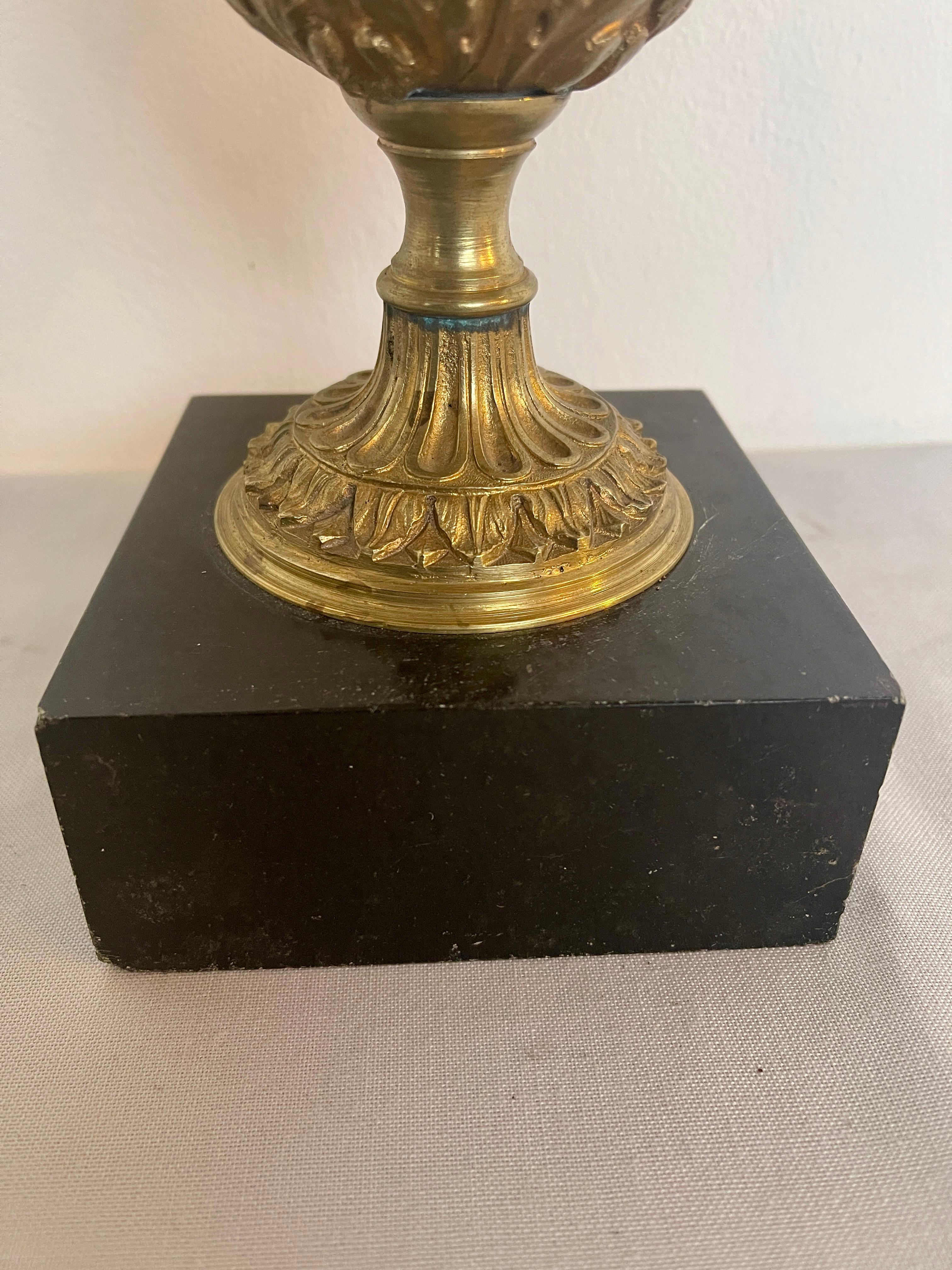 Italian Antico vaso italiano in bronzo con base in marmo XIX secolo in vendita