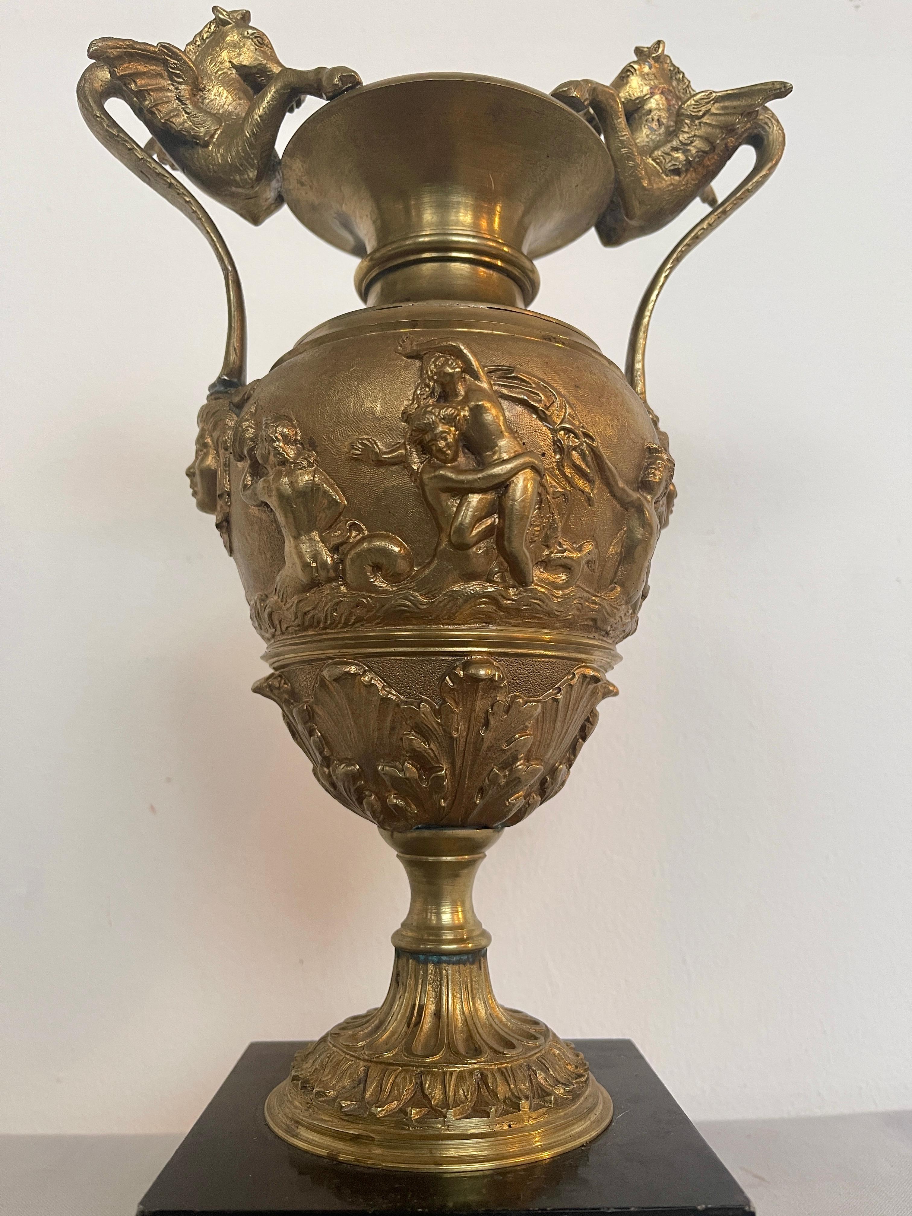 Altro Antico vaso italiano in bronzo con base in marmo XIX secolo in vendita