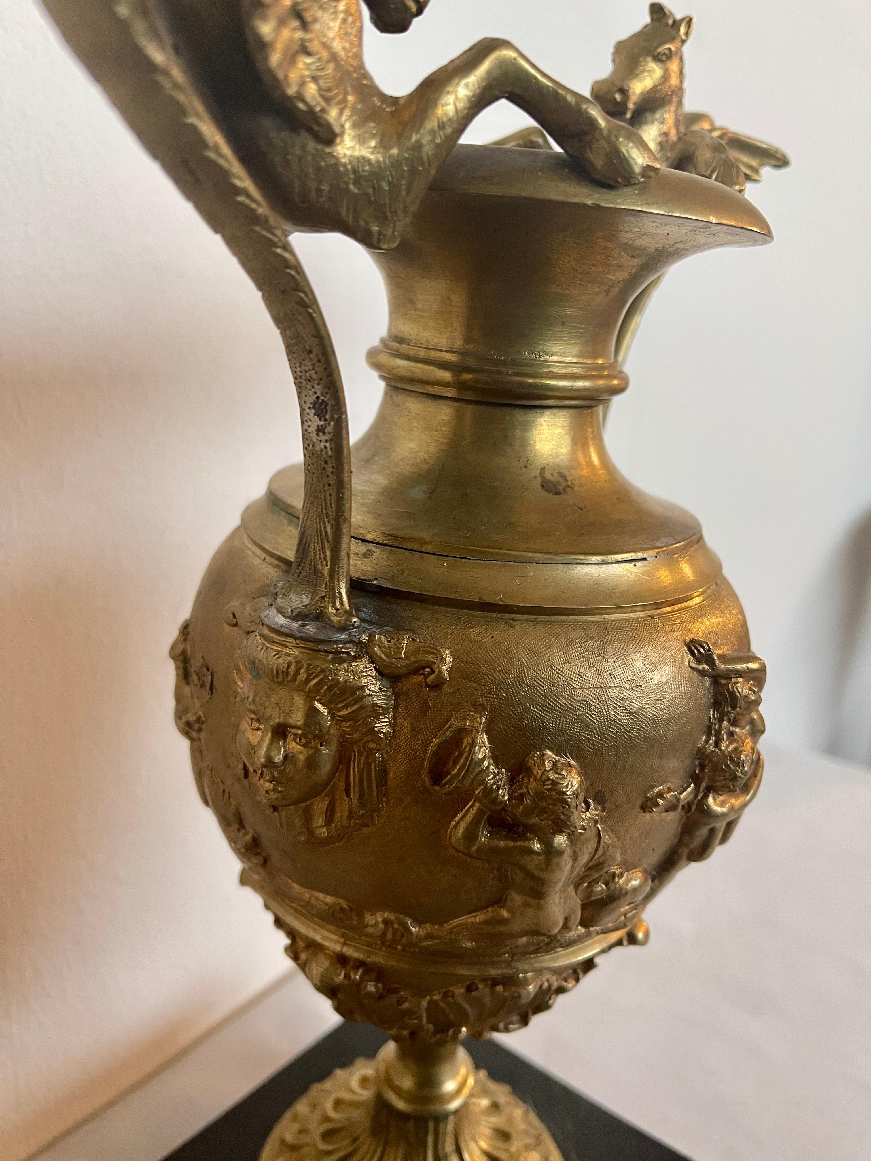19th Century Antico vaso italiano in bronzo con base in marmo XIX secolo in vendita