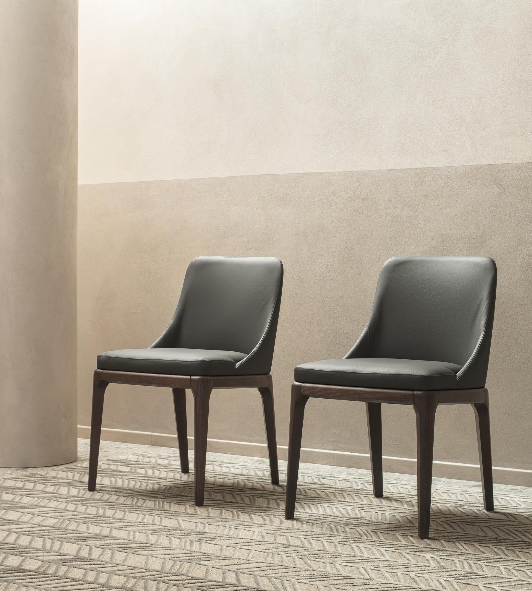 Antigona Stuhl aus Anthrazitleder und dunkler Eiche von Morica Design
Abmessungen: T 50 x B 50 x H 83 cm.
MATERIALIEN: Anthrazitfarbenes Leder, dunkle Eiche.

Erhältlich in den Lederarten Anthrazit, Tortora, Oyster oder Cognac.
Auch in den