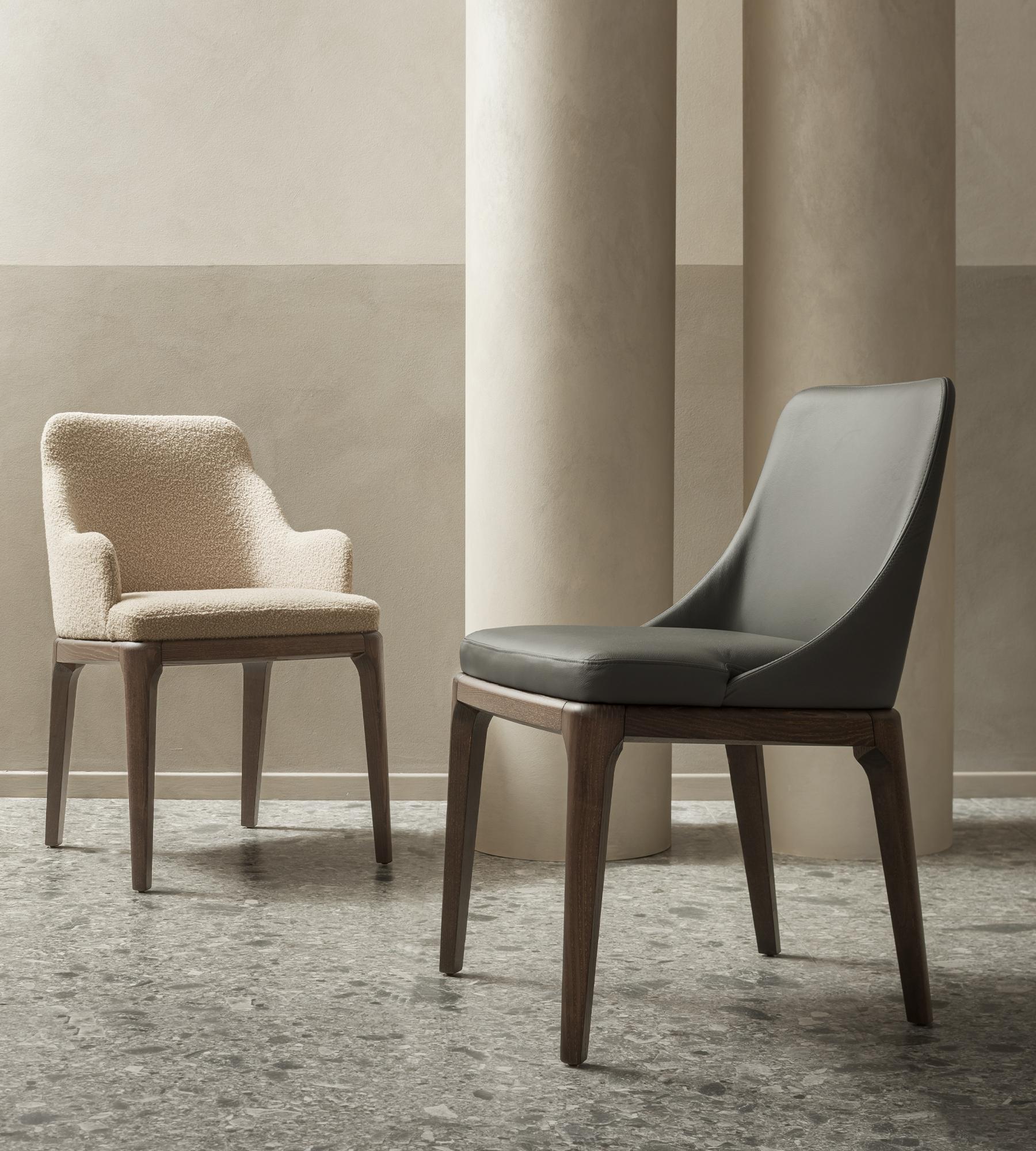 Antigona Stuhl aus Anthrazitleder und dunkler Eiche von Morica Design (Postmoderne) im Angebot