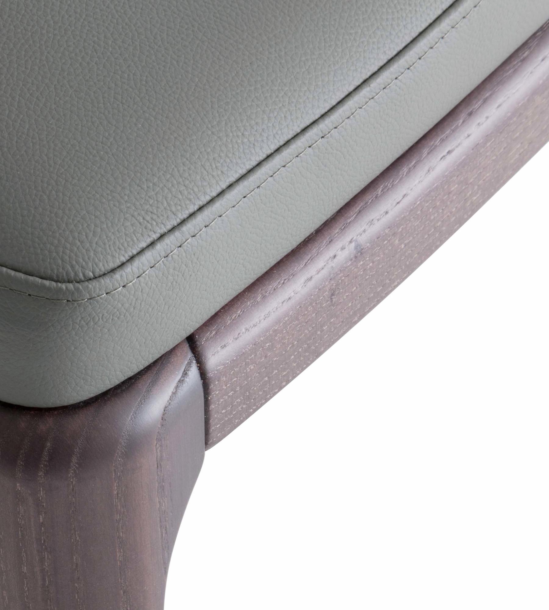 Antigona Stuhl aus Anthrazitleder und dunkler Eiche von Morica Design (Leder) im Angebot
