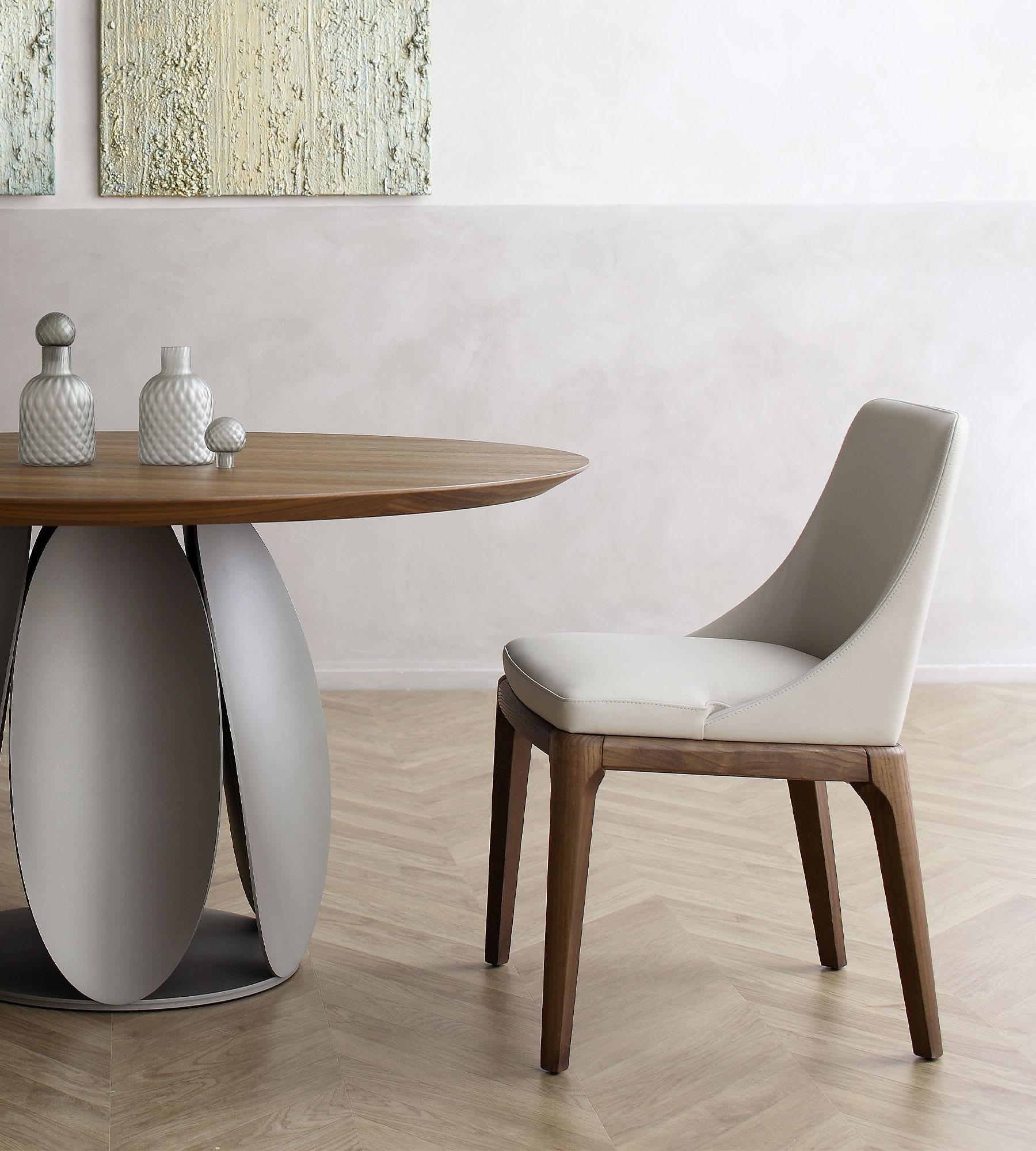 Sedia Antigona Oyster in pelle e noce di Morica Design
Dimensioni: D 50 x L 50 x H 83 cm.
Materiali: Pelle Oyster, noce.

Disponibile nelle varianti in pelle Antracite, Tortora, Oyster o Cognac.
Disponibile anche nelle varianti di lana Cipria,
