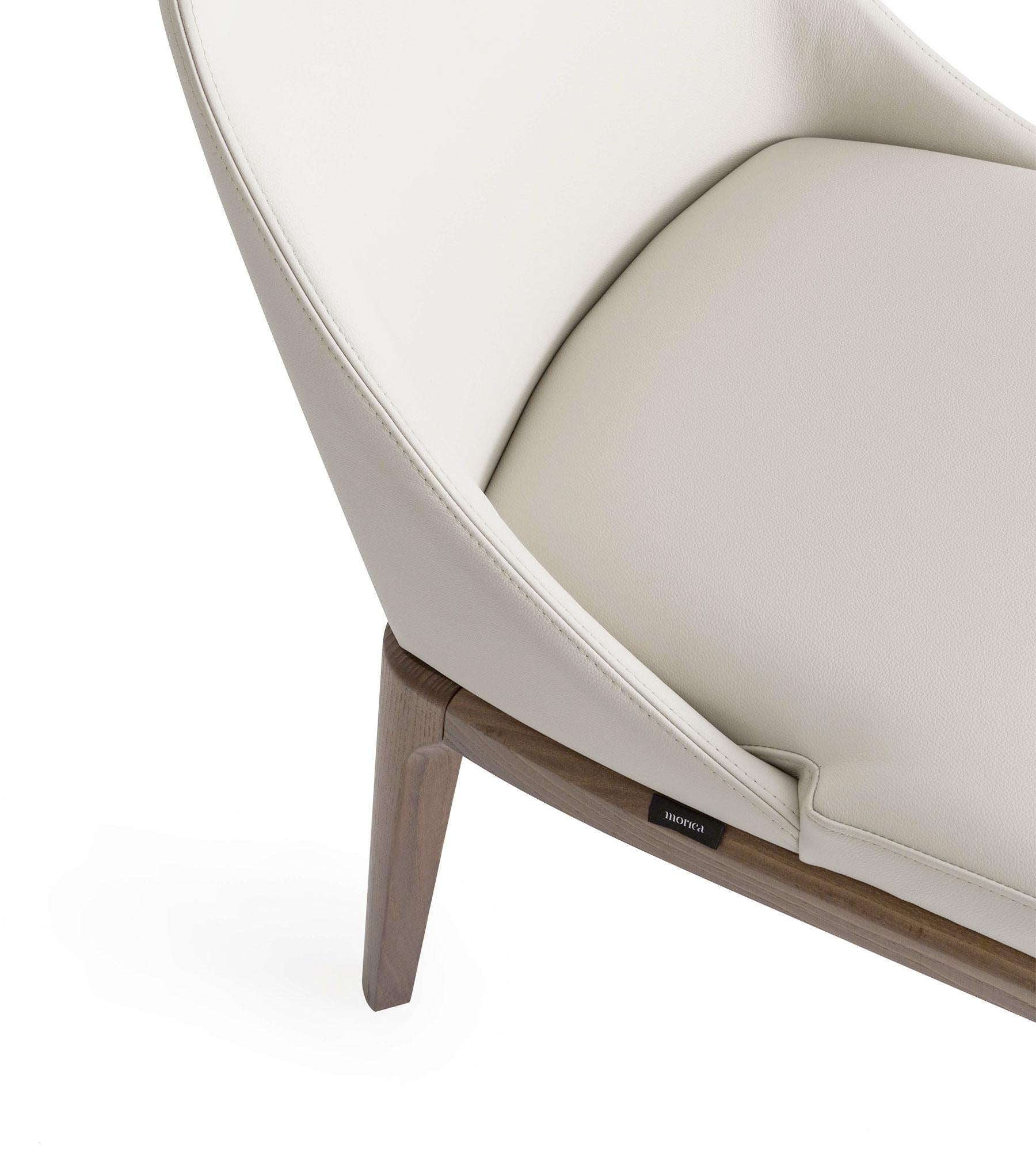 XXI secolo e contemporaneo Sedia Antigona Oyster in pelle e noce di Morica Design in vendita