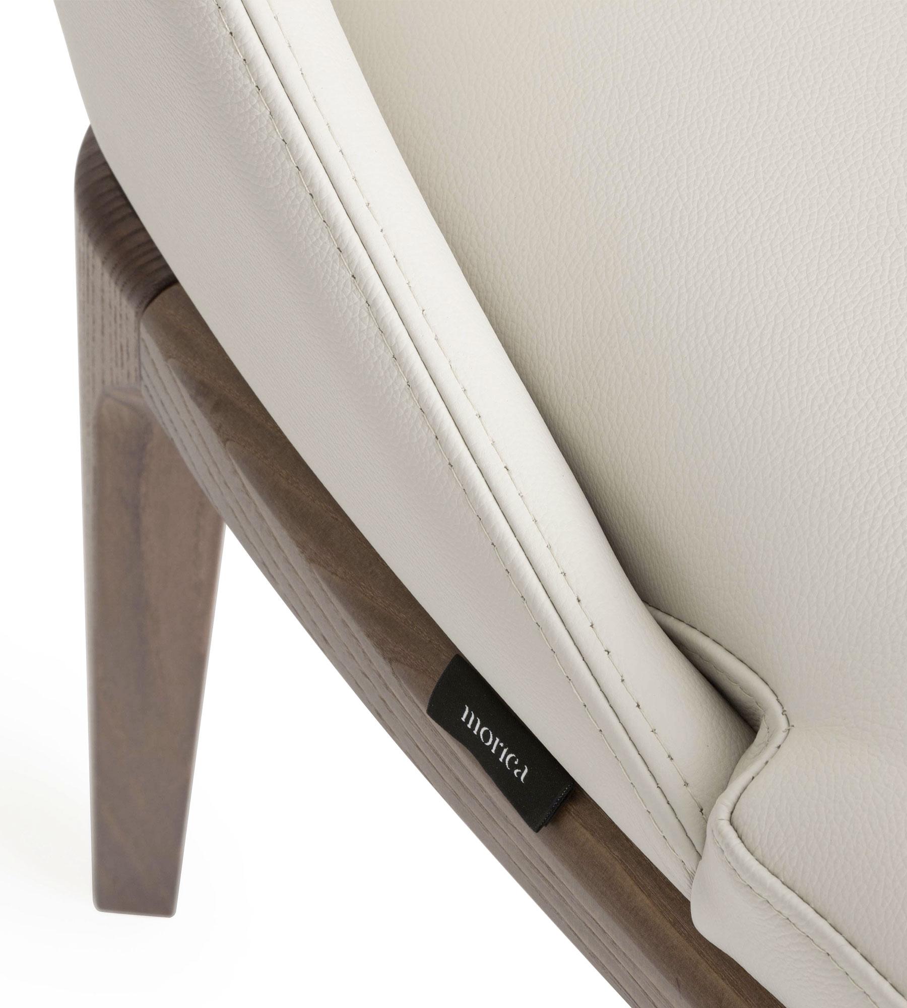 Pelle Sedia Antigona Oyster in pelle e noce di Morica Design in vendita