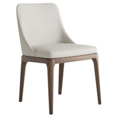 Sedia Antigona Oyster in pelle e noce di Morica Design