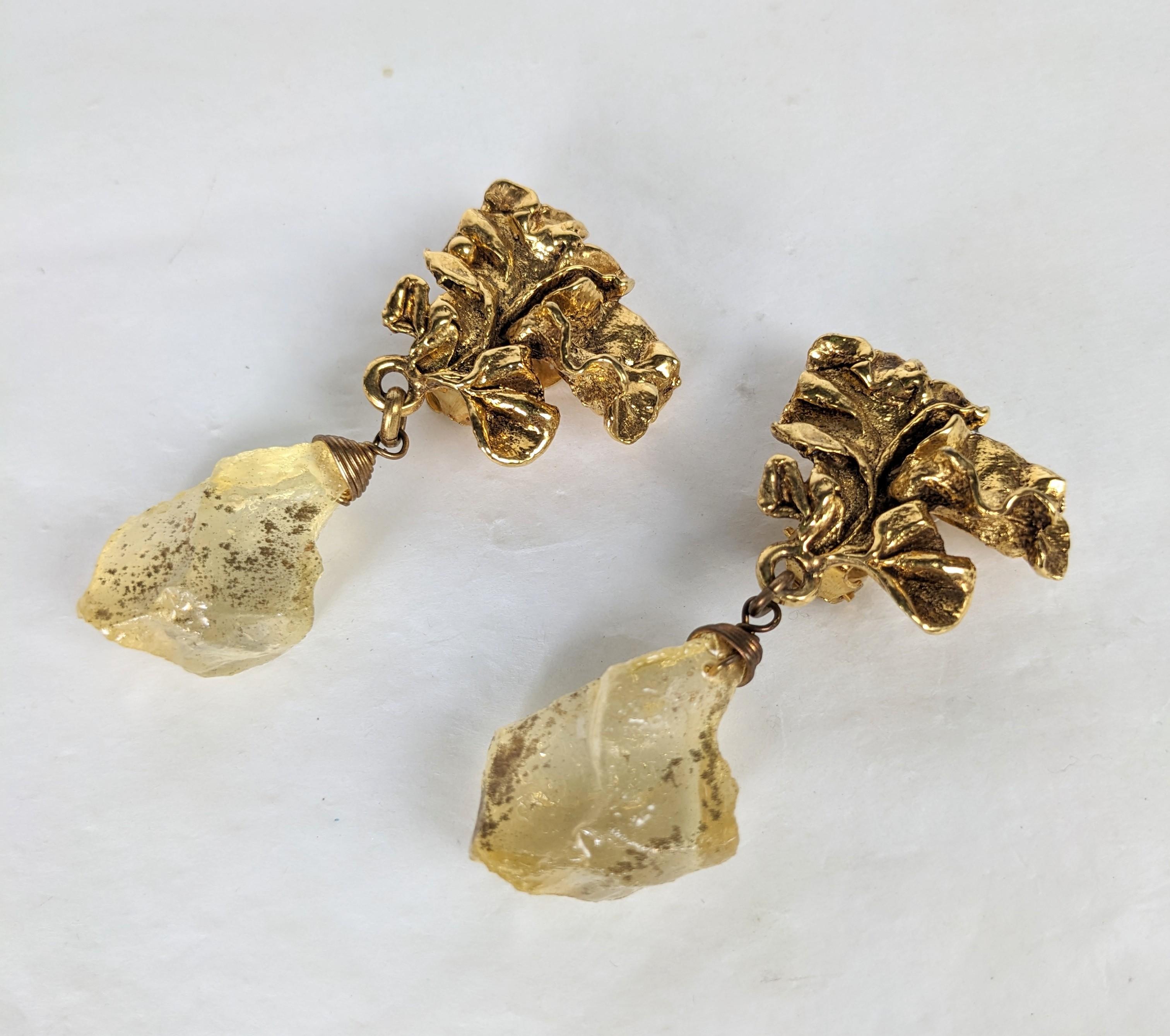 Straordinari orecchini a goccia di cristallo di rocca di Antigona Paris degli anni '80. Ricchi piani foliati dorati con gocce di resina sfaccettata che riproducono il cristallo di rocca. Firmato. Raccordi a clip. 2.75