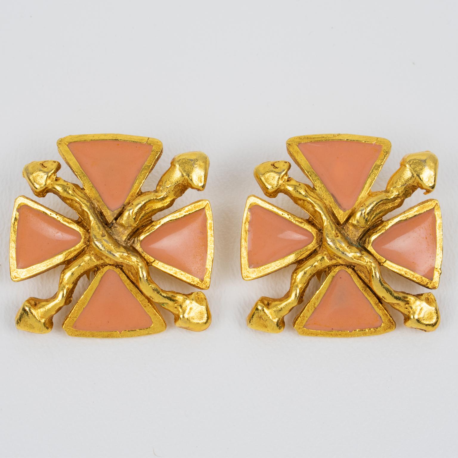 Moderno Orecchini a clip in metallo dorato e smalto rosa di Antigona Paris in vendita