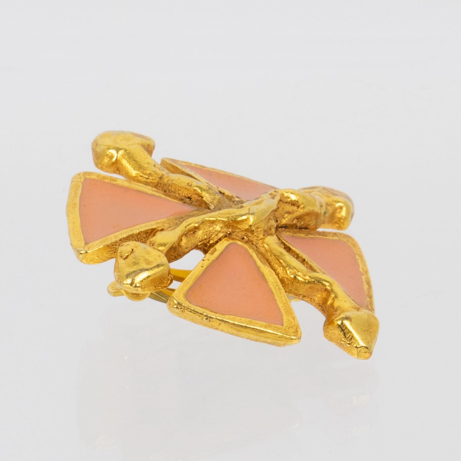Orecchini a clip in metallo dorato e smalto rosa di Antigona Paris in vendita 1