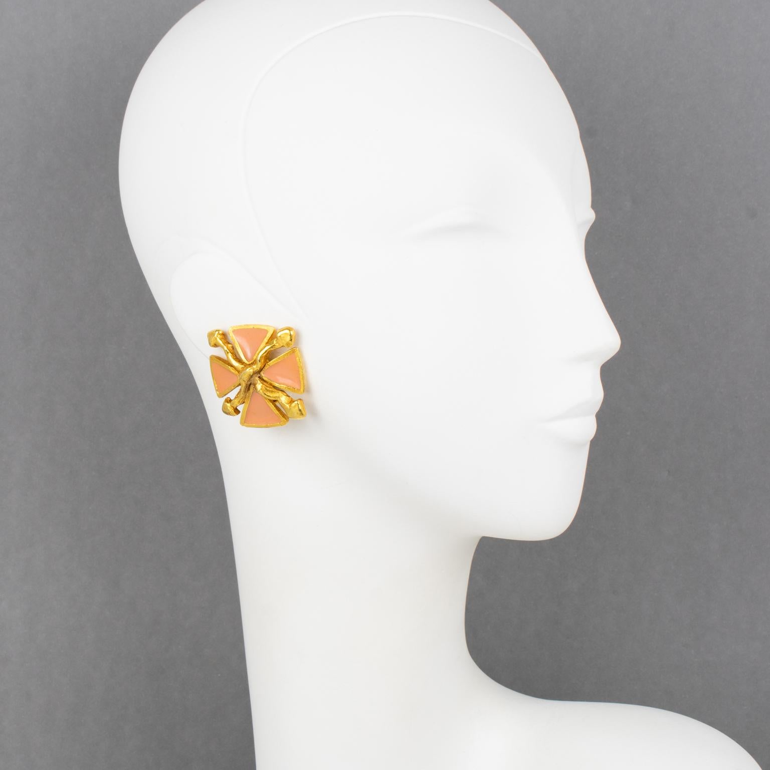 Antigona Paris - Boucles d'oreilles à clip en métal doré et émail rose en vente 4