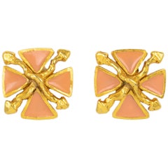 Orecchini a clip in metallo dorato e smalto rosa di Antigona Paris