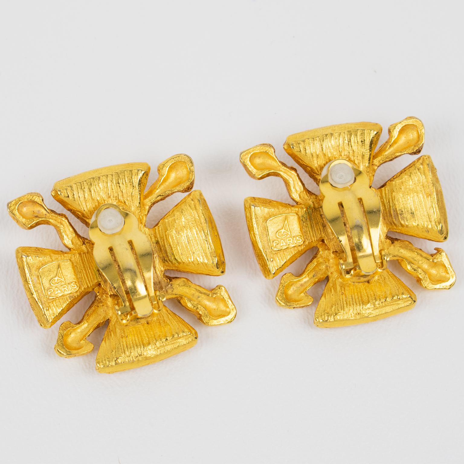 Antigona Paris - Boucles d'oreilles clip en métal doré et émail rose Croix de Malte Bon état - En vente à Atlanta, GA
