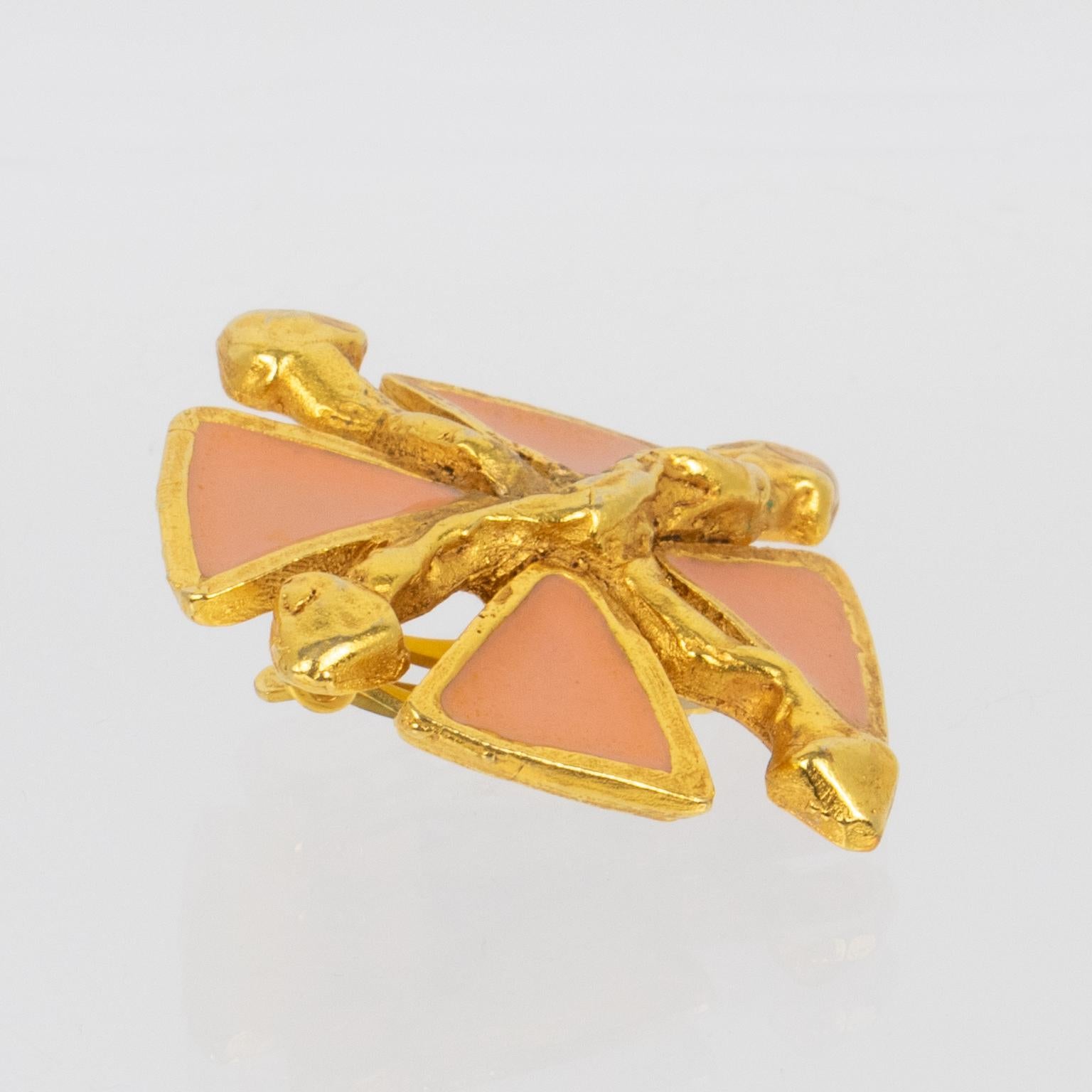Antigona Paris - Boucles d'oreilles clip en métal doré et émail rose Croix de Malte en vente 1