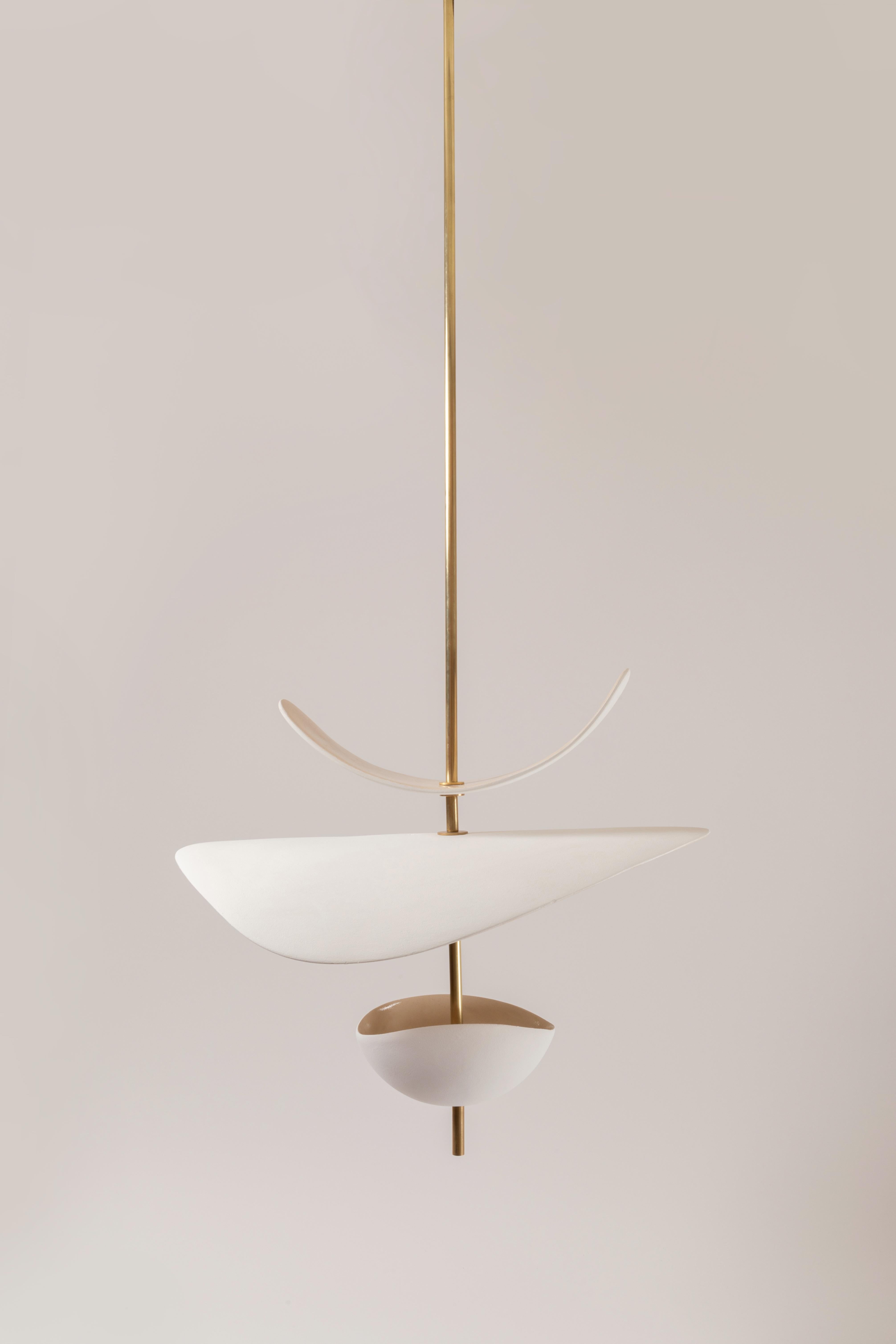 Francese Lampada scultorea in ceramica e ottone Floating Organic Forms di Elsa Foulon in vendita