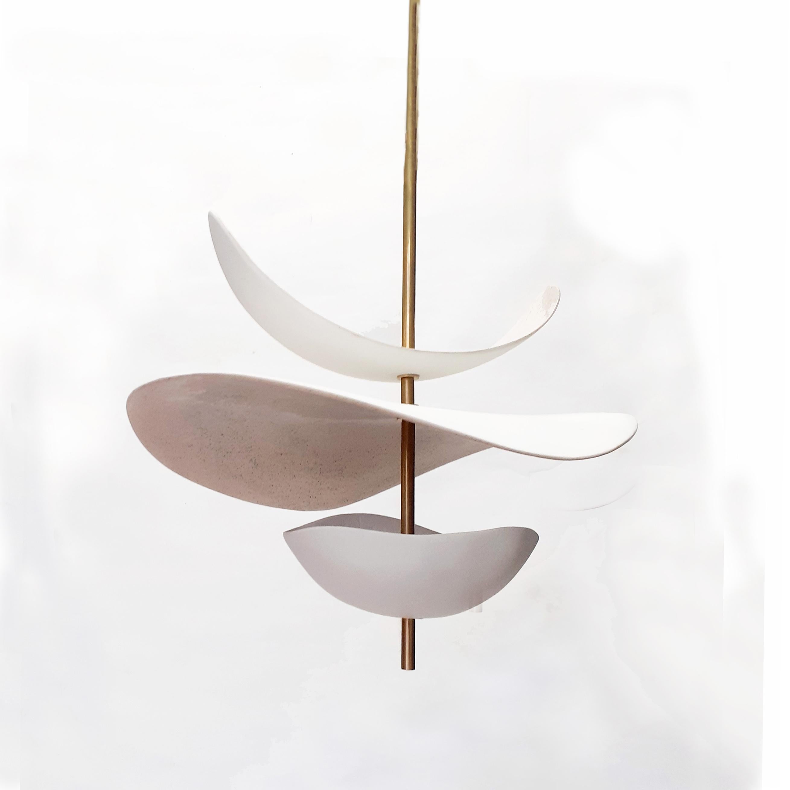 Ottone Lampada scultorea in ceramica e ottone Floating Organic Forms di Elsa Foulon in vendita