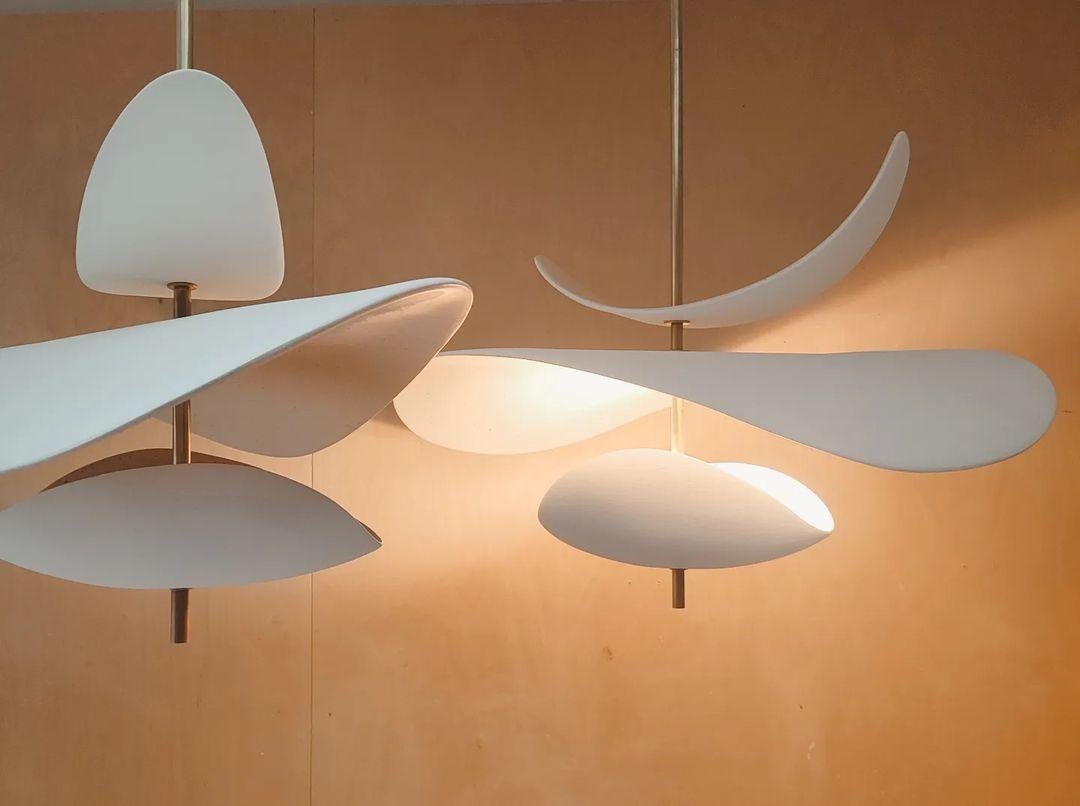 Lampada scultorea XL Floating Organic Forms in ceramica e ottone di Elsa Foulon in vendita 1