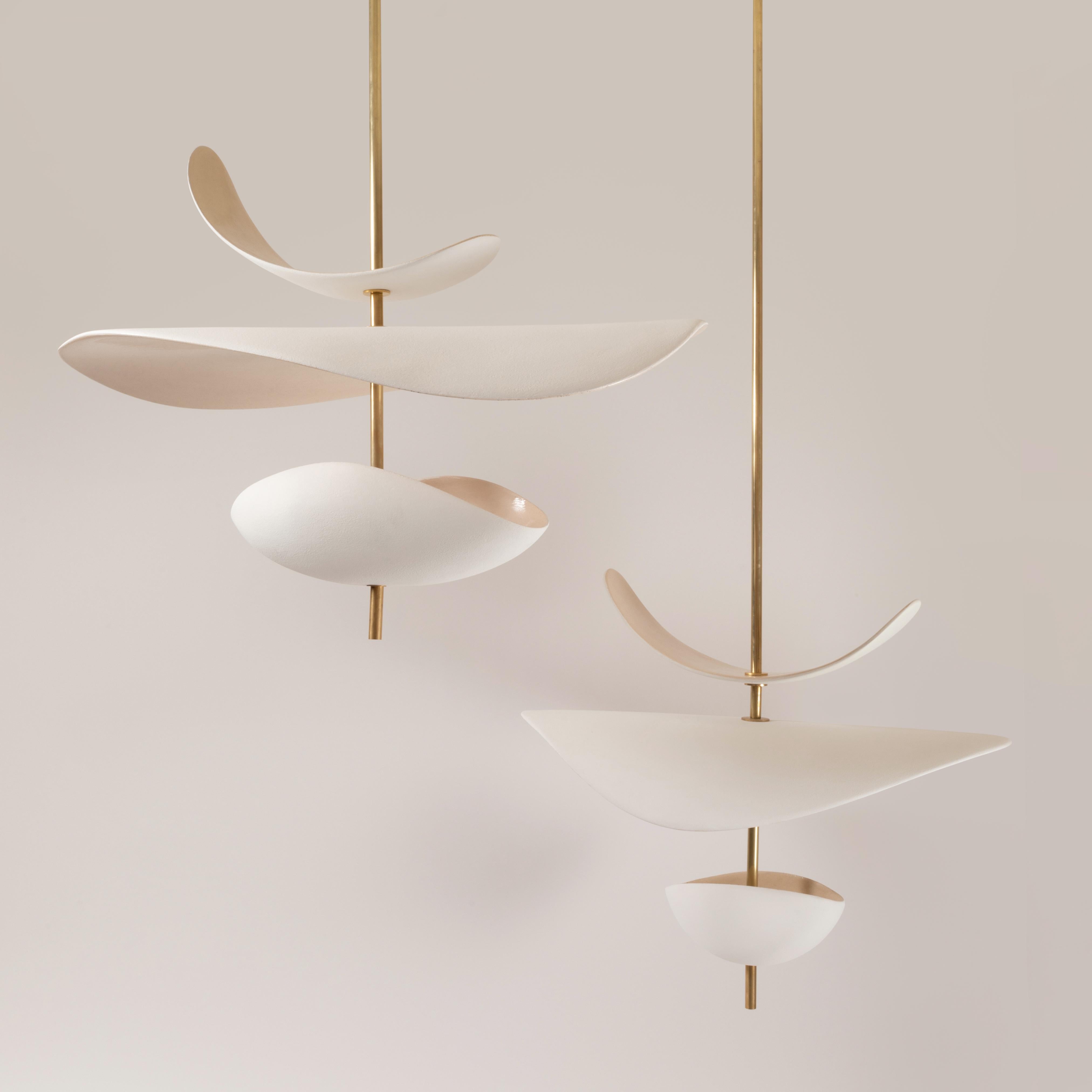 Postmoderno Lampada scultorea XL Floating Organic Forms in ceramica e ottone di Elsa Foulon in vendita