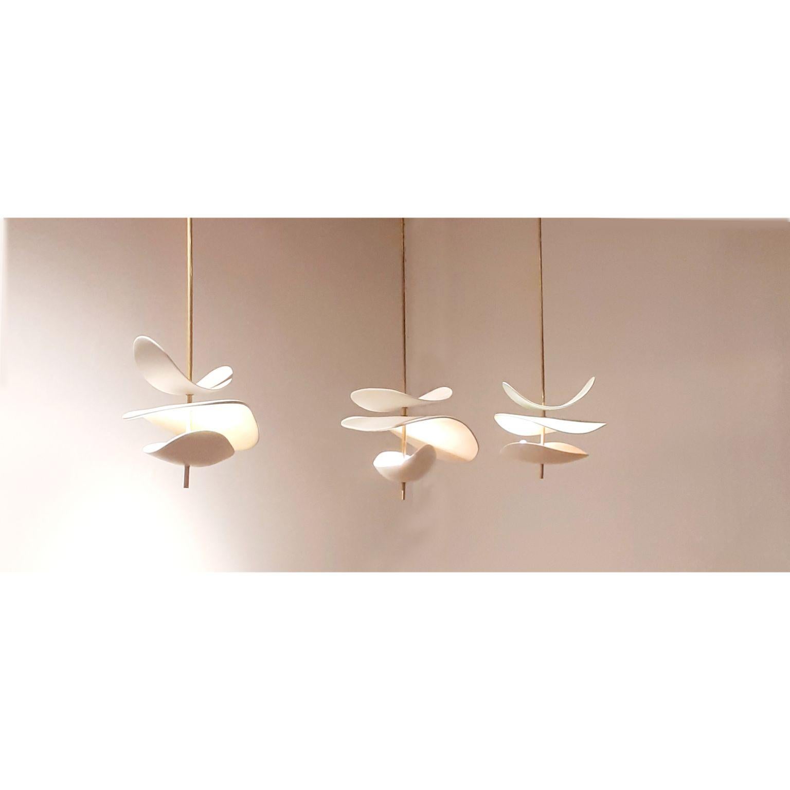 XXI secolo e contemporaneo Lampada scultorea XL Floating Organic Forms in ceramica e ottone di Elsa Foulon in vendita
