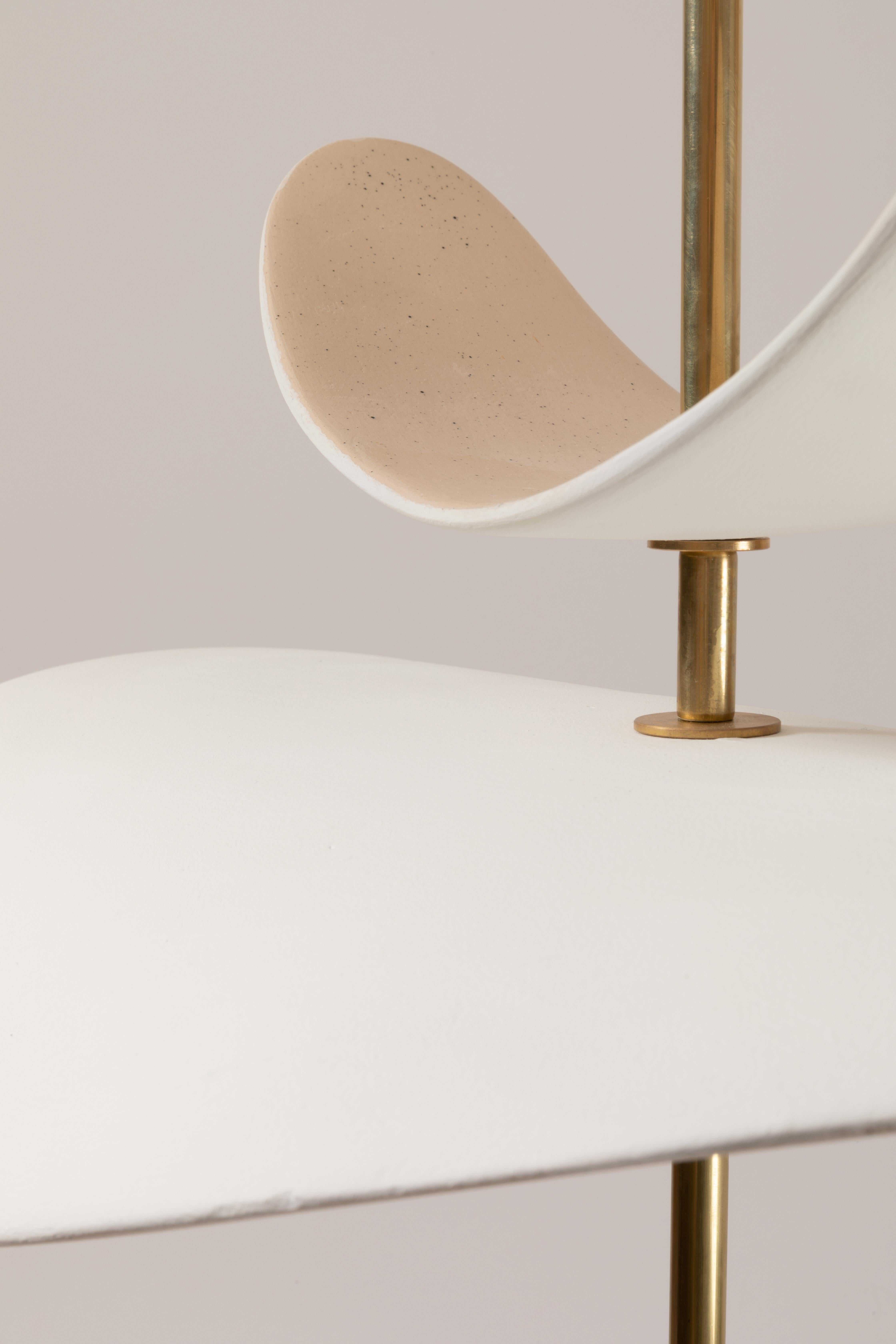 XXI secolo e contemporaneo Lampada scultorea XL Floating Organic Forms in ceramica e ottone di Elsa Foulon in vendita