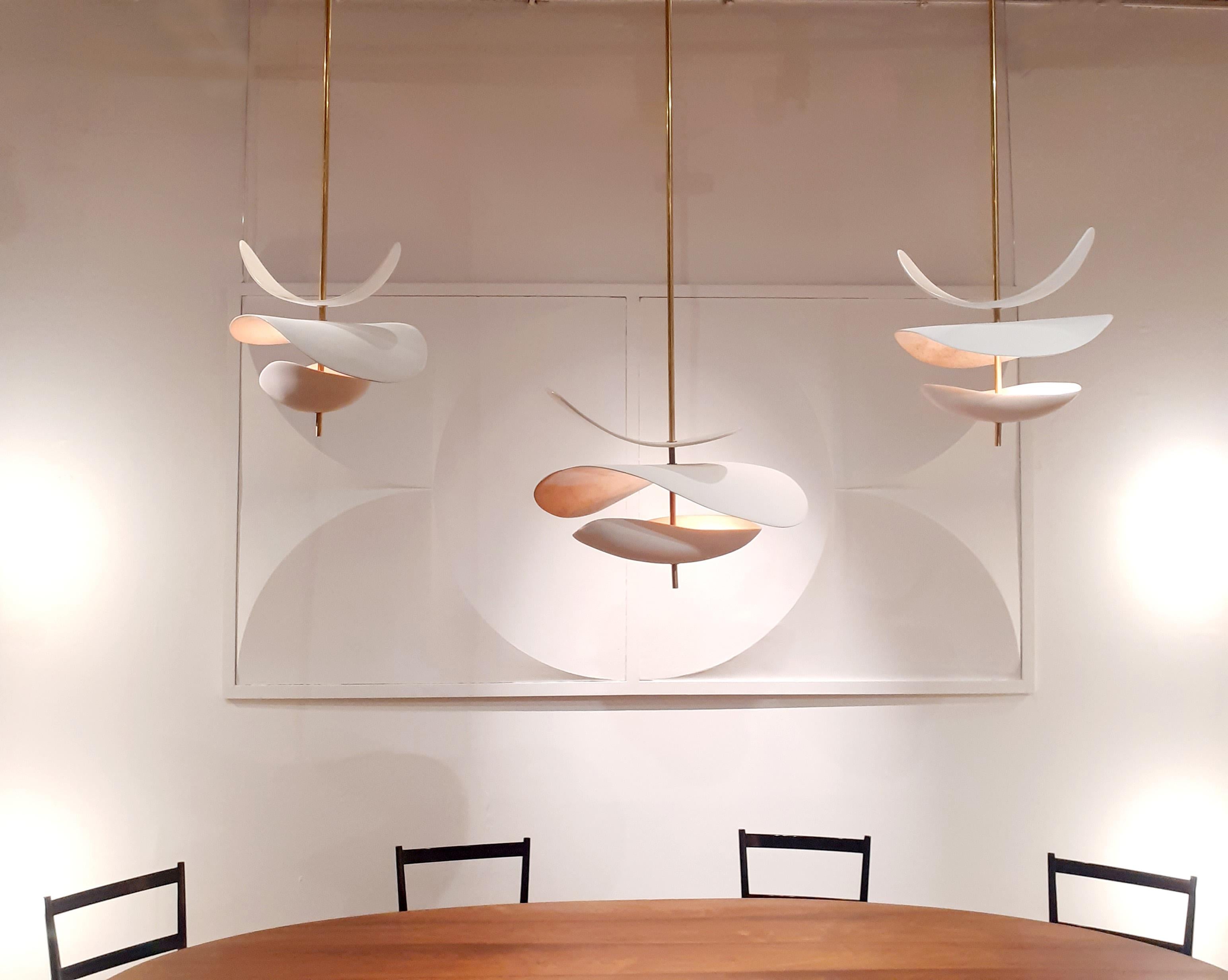 Ottone Lampada scultorea XL Floating Organic Forms in ceramica e ottone di Elsa Foulon in vendita