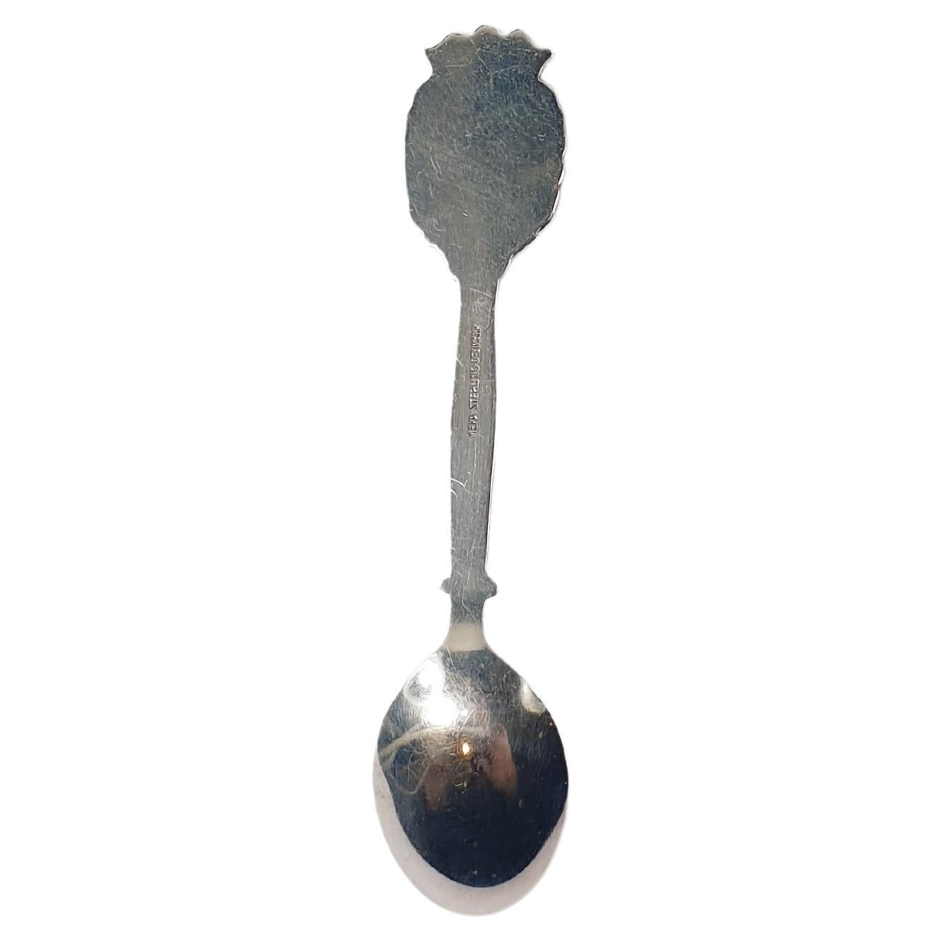 Antigua Collection Silver Teaspoon
Length 3.70in / 9.4cm
Width 0.78in / 2cm
Weight 12gr

PRADERA is a  second generation of a family run business jewelers of reference in Spain, with a large track record  being official distributers of prime