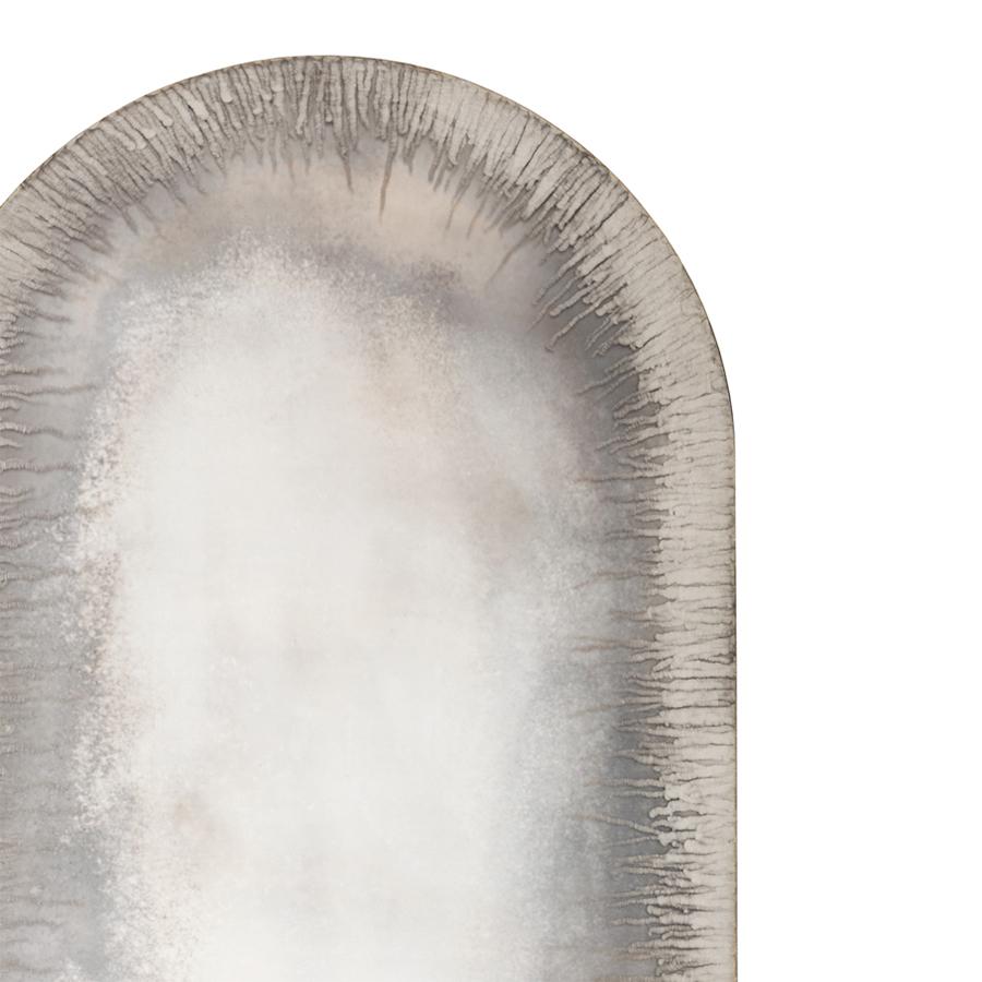 Mirror Antigua Oval with wooden back frame with antique brass 
paint finished edge. 6mm thickness mirror with acid etched extra 
clear glass finished with polished edge and diamond grinding wheel
engraving on the etched side. Mirror with silvered