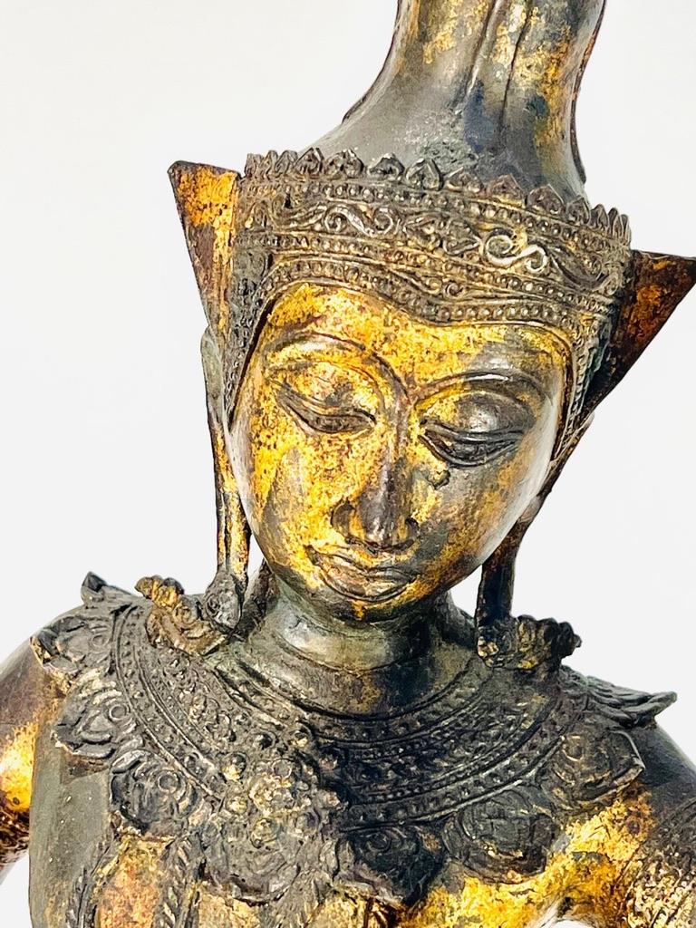 Antike balinesische budiste Bronzeskulptur Musikant vergoldet um 1800 (Malayer) im Angebot