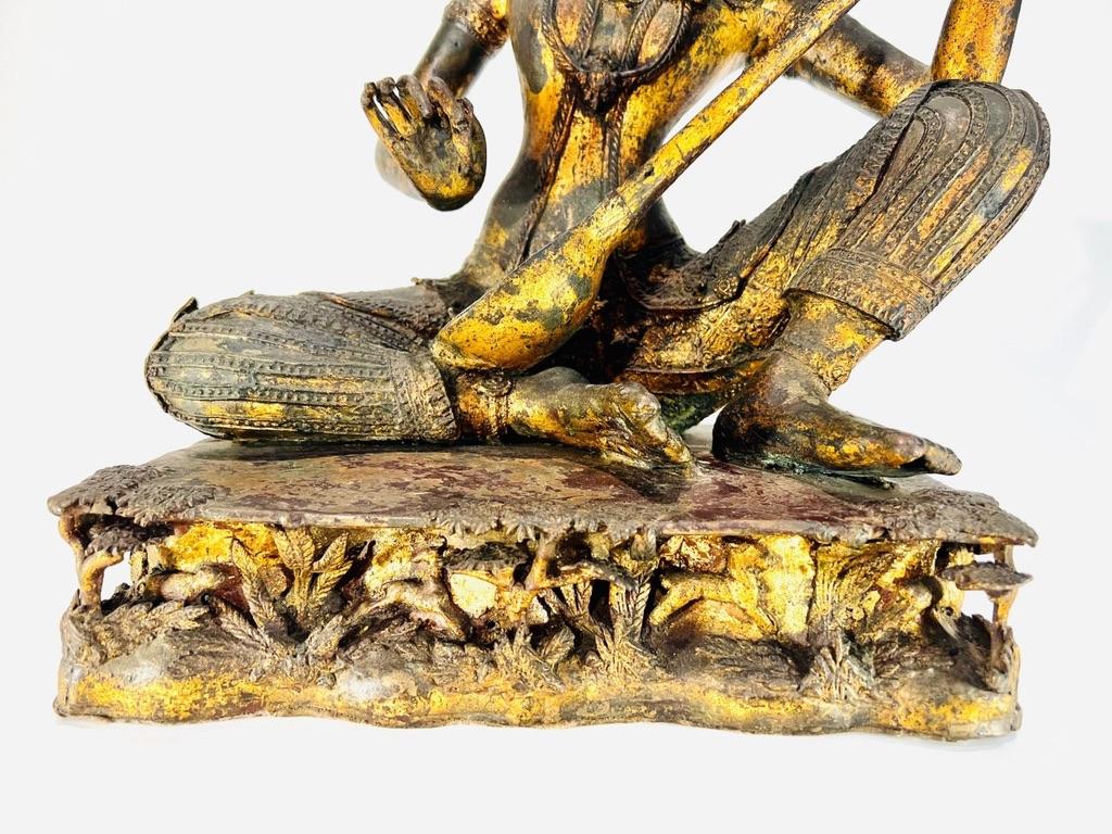 Antike balinesische budiste Bronzeskulptur Musikant vergoldet um 1800 (Balinesisch) im Angebot