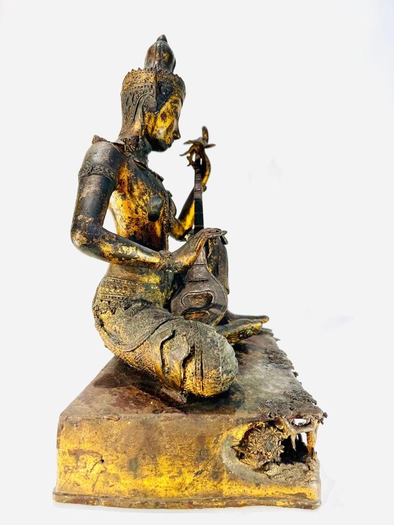 Antike balinesische budiste Bronzeskulptur Musikant vergoldet um 1800 (Sonstiges) im Angebot