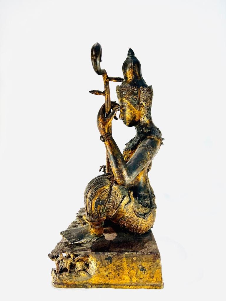 Antike balinesische budiste Bronzeskulptur Musikant vergoldet um 1800 (Frühes 19. Jahrhundert) im Angebot