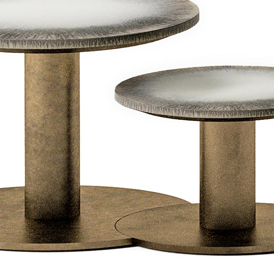 Side Table Antigue Set of 2 with bases structure in metal 
in antique brass finish. Tops in extra-clear acid-etched glass, 
6mm thickness.
A/ Ø42xH39cm.
B/ Ø32xH31cm.