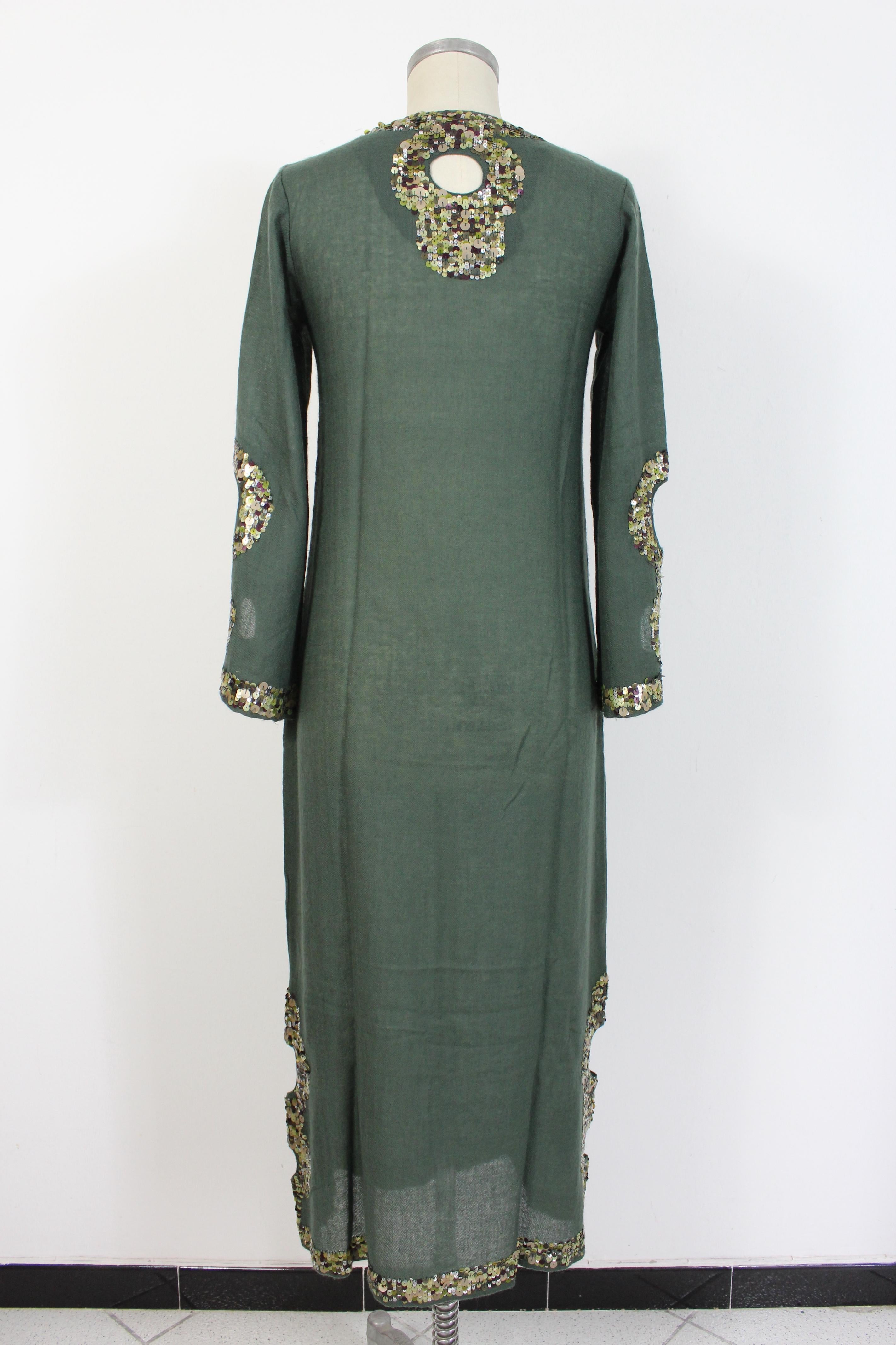 Antik Batik 2000er Frauenkleid. Boho chic Kleid, lange Tunika Modell. Grüne Farbe mit Paillettenapplikationen von grün bis lila. 100% transparenter Wollstoff. Clipverschluss auf der Brust. Hergestellt in Indien.

Zustand: Ausgezeichnet

Artikel