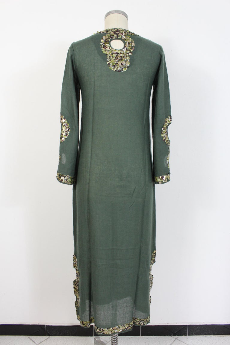 Antik Batik 2000s woman dress. Boho chic dress, long tunic model. Green color with sequin applications from green to purple. 100% transparent wool fabric. Clip closure on the chest. Made in India.

Condition: Excellent

Item used few times, it