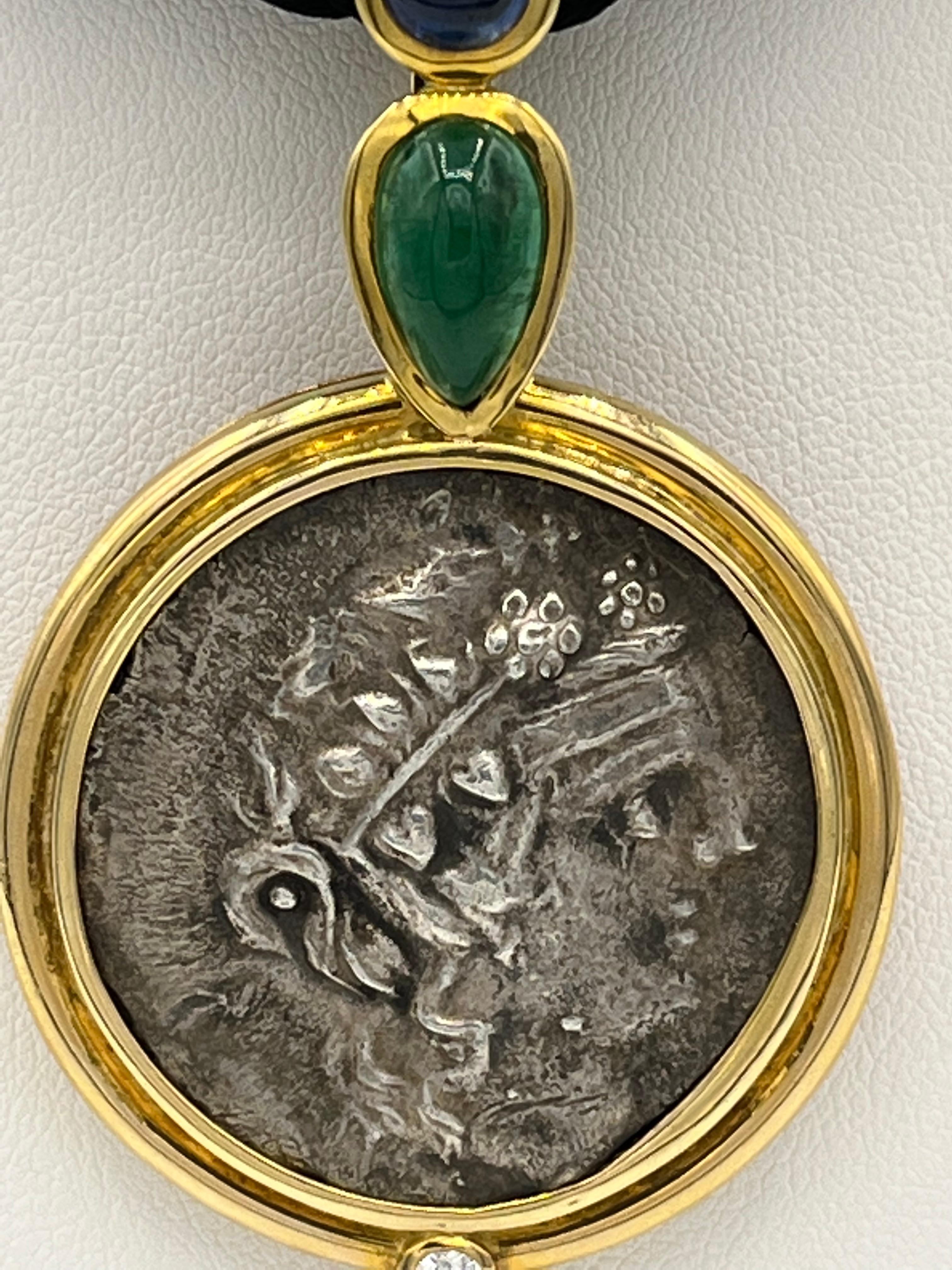 18k yellow gold
1 antik coin
1 emerald trop
1 cabouchon blue sapphire
1 diamond
36 gram
diameter 4 cm
long 6,50 cm