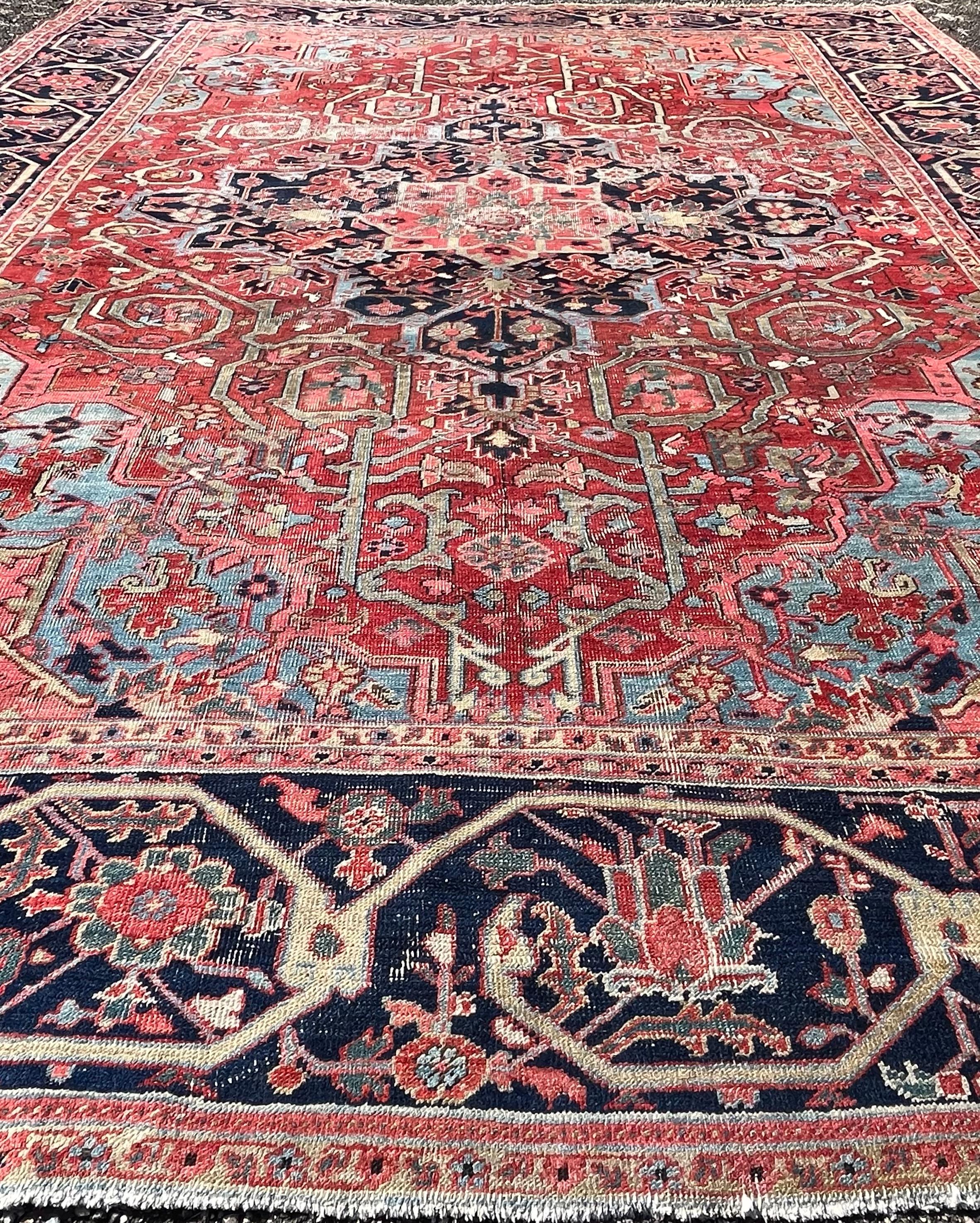Antiker Heriz-Teppich, um 1900/1910
Teppiche aus Nordwestpersien sind eine Klasse für sich. Die Teppiche von Heriz, Serapi und Bakshaish, die für ihren strengen geometrischen Stil, ihre raffinierte Konstruktion und ihre Farbenpracht geschätzt