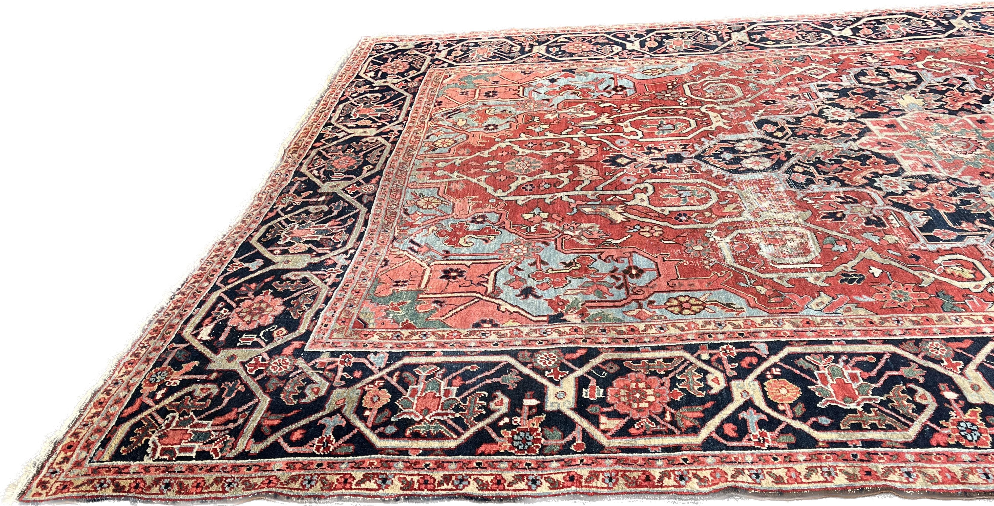 Antik Heriz Carpet Circa 1900/1910 In Fair Condition For Sale In RÉDING, FR