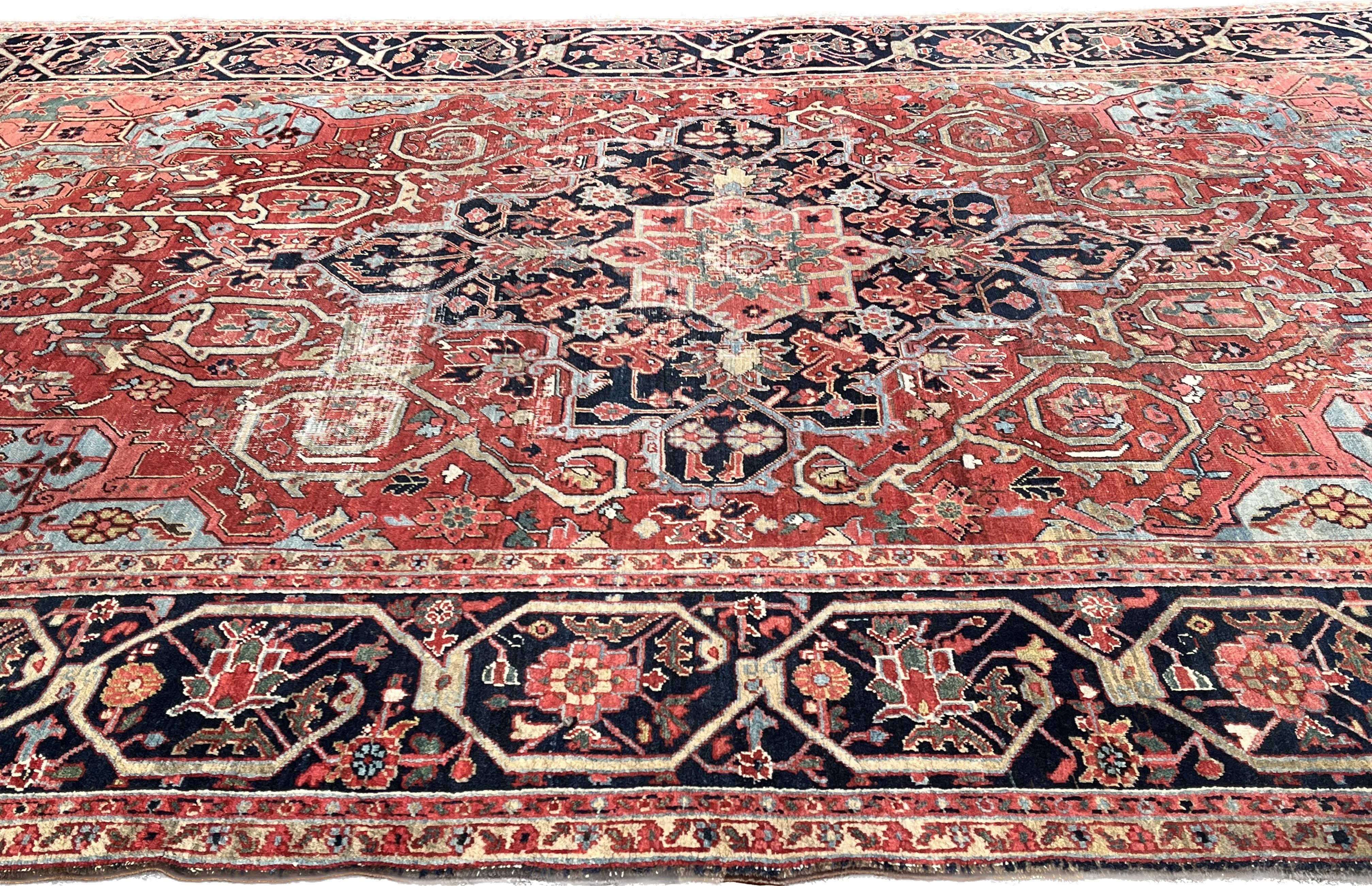 Early 20th Century Antik Heriz Carpet Circa 1900/1910 For Sale