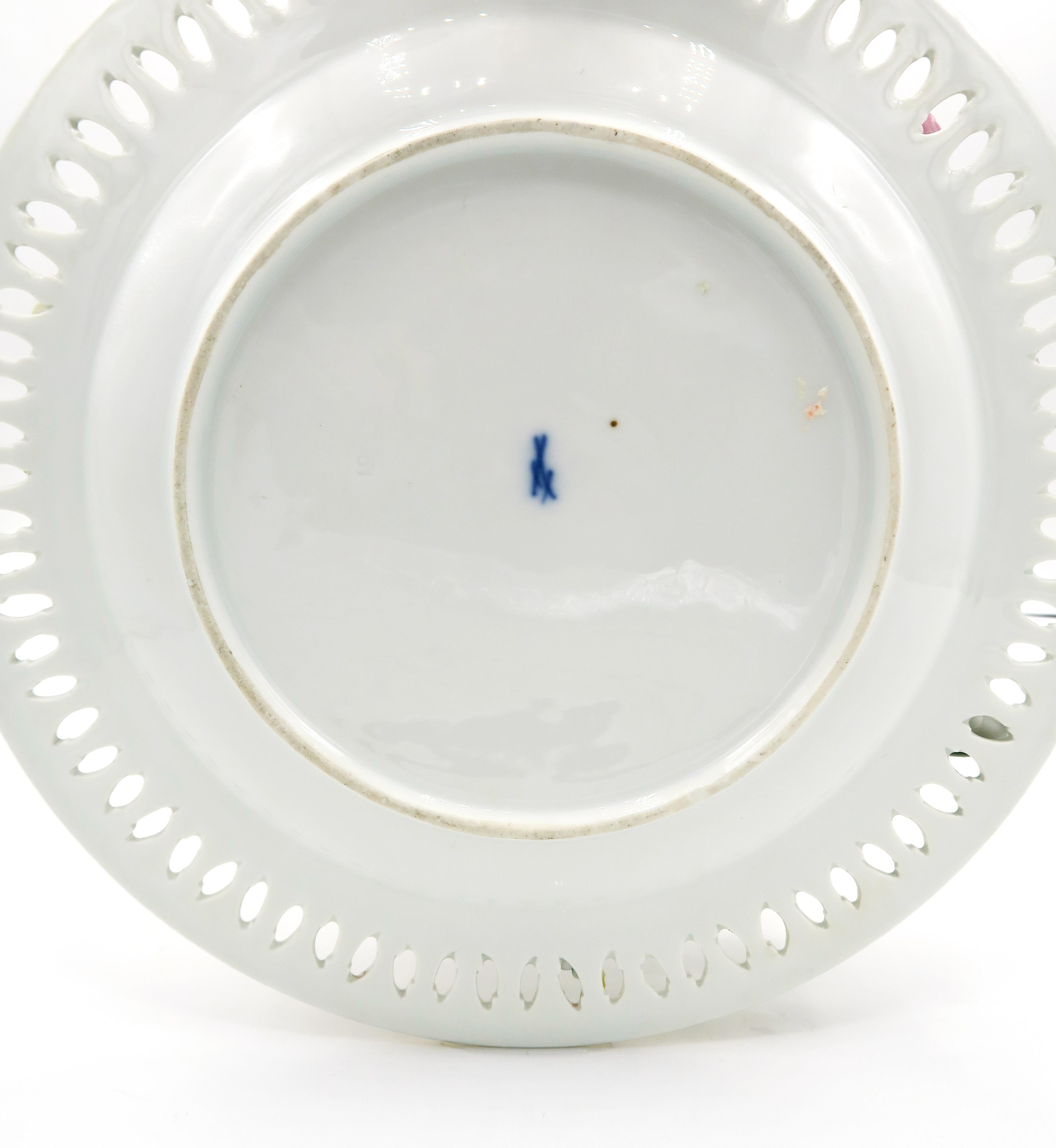 Antique Victorian Meissen Porcelain Flowers and Plate with Trom-Iʻoeil Effect In Good Condition For Sale In Remshalden-Grunbach, DE