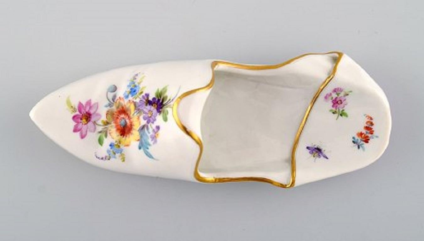 Antik Meissen slipper in hand painted porcelain with floral motifs and gold edge, 19th century.
Measures: 16.5 x 6 cm.
In very good condition.
Stamped.
