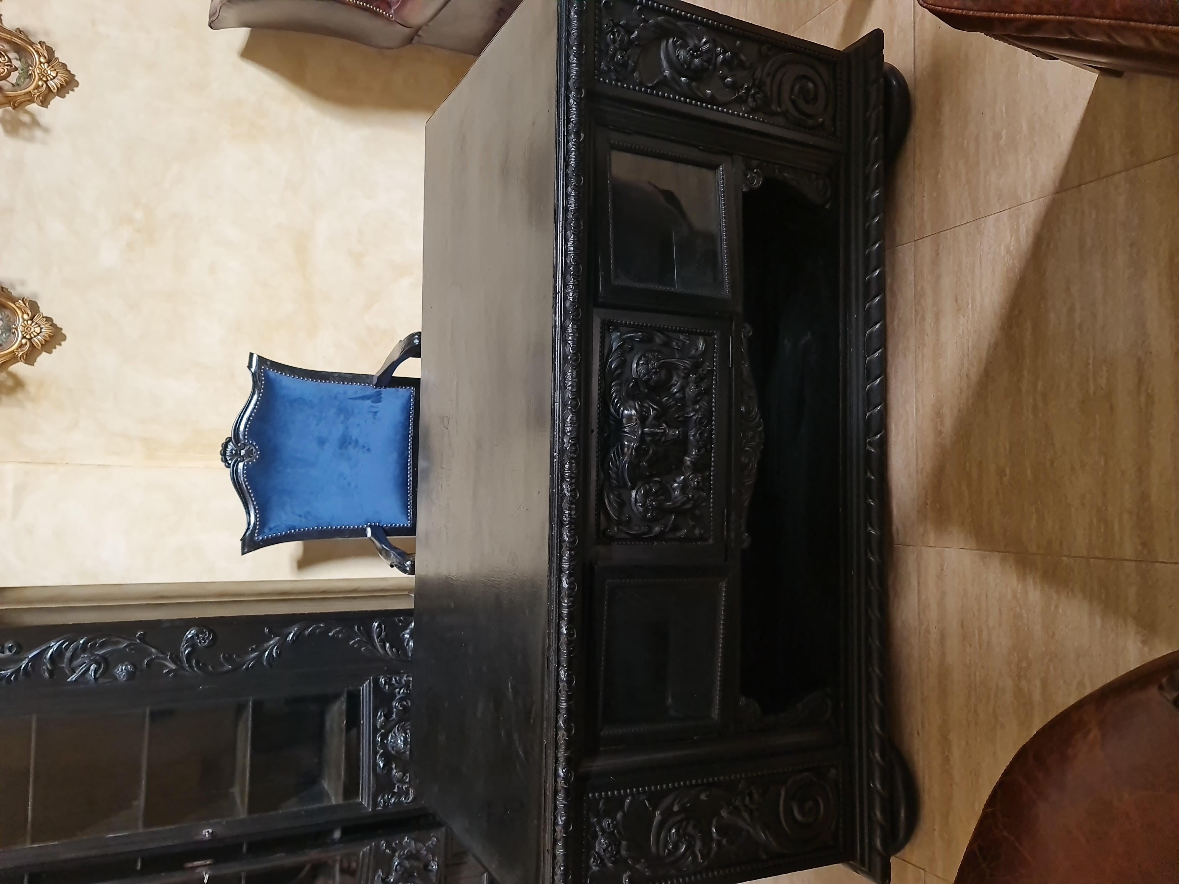 
Bemutatjuk Önnek ezt a különleges íróasztal , Reneszánsz  stílusban duóst faragássakkal díszítve 
A bemutatott darab korának megfelelő  állapotban van. 
(A hozza illó könyves vitrin is megvásárolható.)

Höhe: 79 cm Breite: 160 cm, (2 Unterschränke
